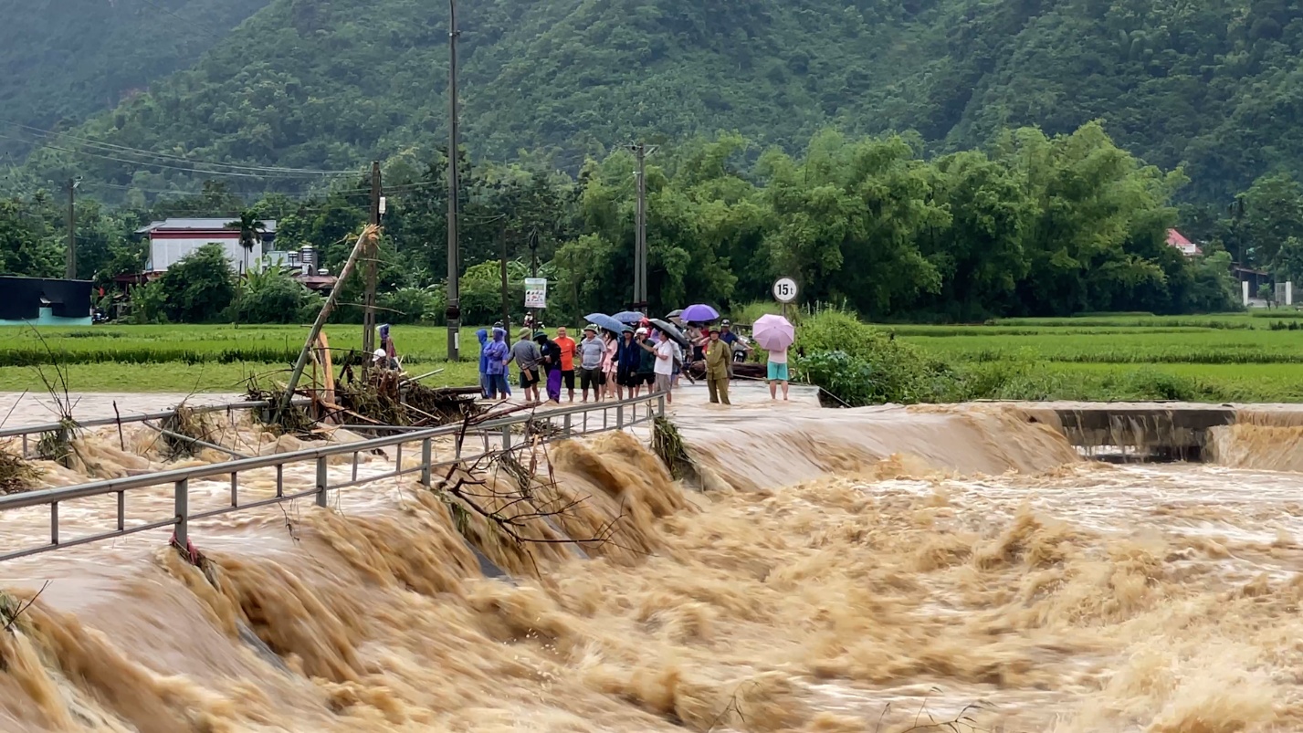 Sơn La: Nhiều tuyến đường sạt lở, gây tắc nghẽn giao thông cục bộ - Ảnh 3.