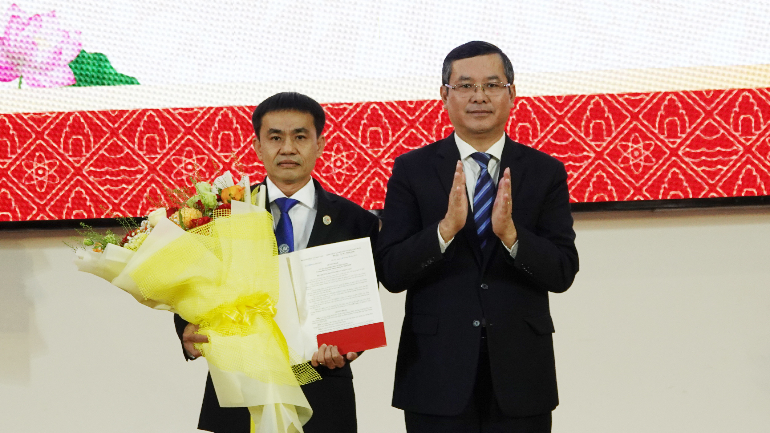 Bộ GD-ĐT công bố quyết định công nhận Hiệu trưởng Trường ĐH Quy Nhơn - Ảnh 1.