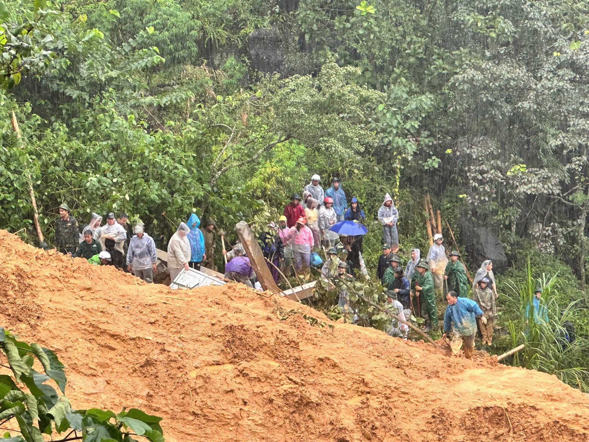 Tuyên Quang: 4 người trong gia đình mất tích do sạt lở đất- Ảnh 1.