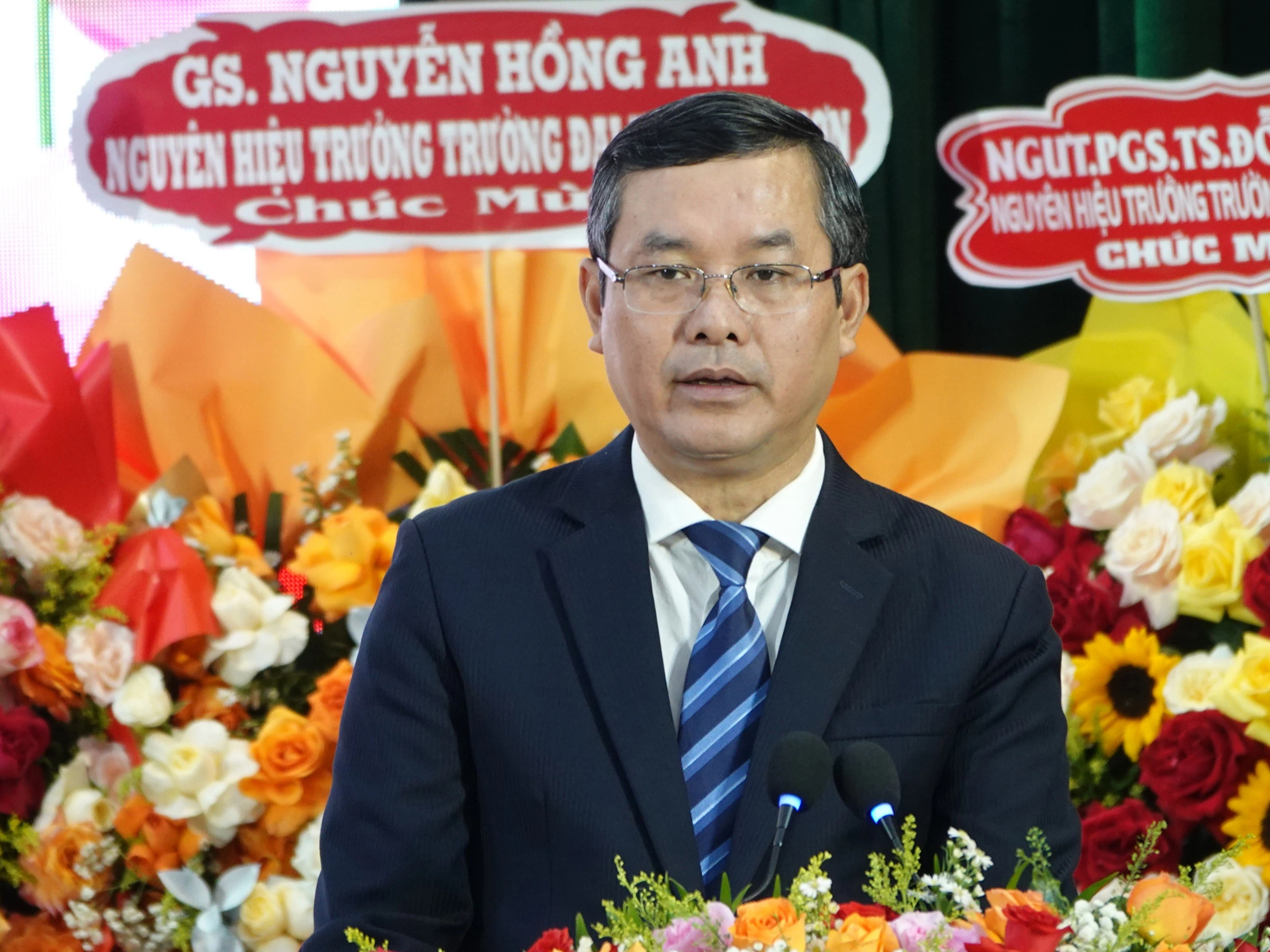 Bộ GD-ĐT công bố quyết định công nhận Hiệu trưởng Trường ĐH Quy Nhơn - Ảnh 2.