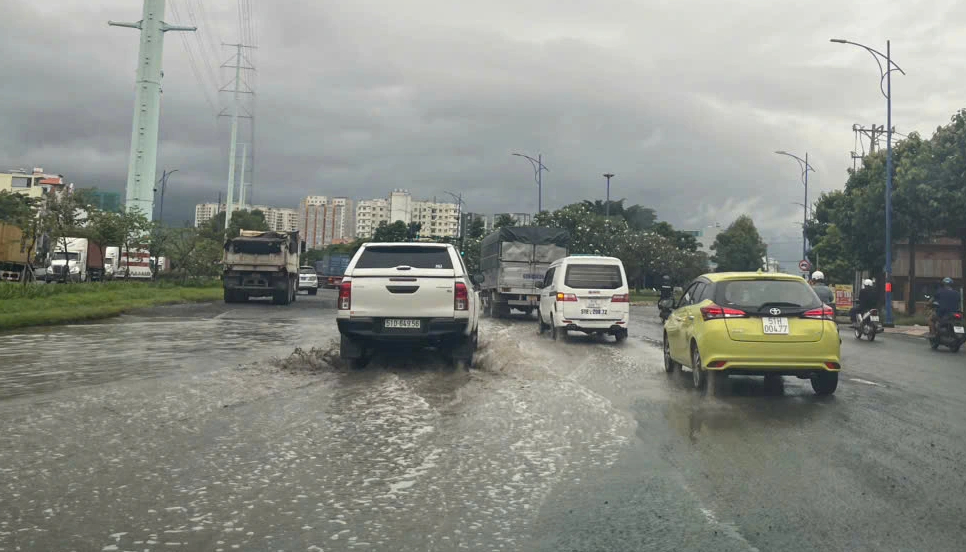 5 nguyên tắc vàng khi sử dụng ô tô mùa mưa bão, tài xế cần biết- Ảnh 3. 5 nguyên tắc vàng khi sử dụng ô tô mùa mưa bão, tài xế cần biết- Ảnh 3.