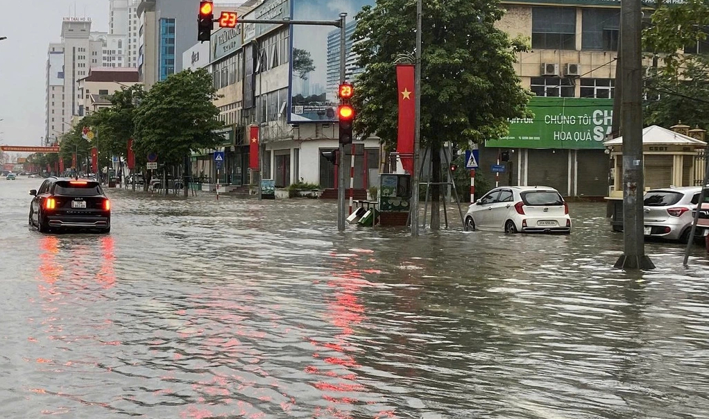 Mưa lớn bão số 10 nhấn chìm nhiều tuyến đường, phố ở TP.Thái Nguyên - Ảnh 1.