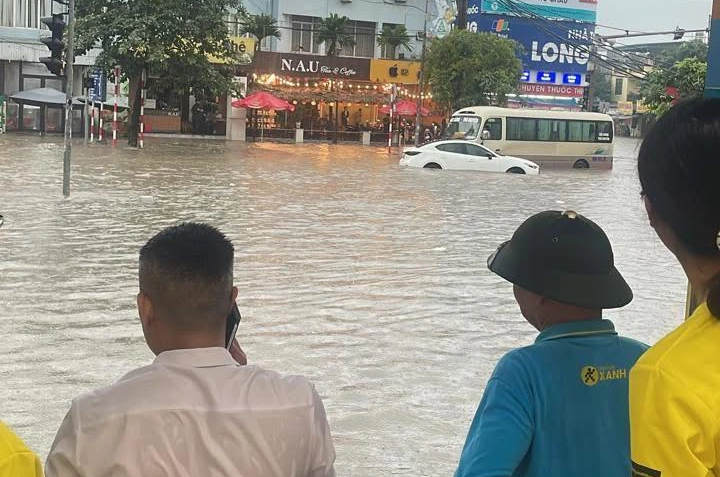 Mưa lớn bão số 10 nhấn chìm nhiều tuyến đường, phố ở TP.Thái Nguyên - Ảnh 3.