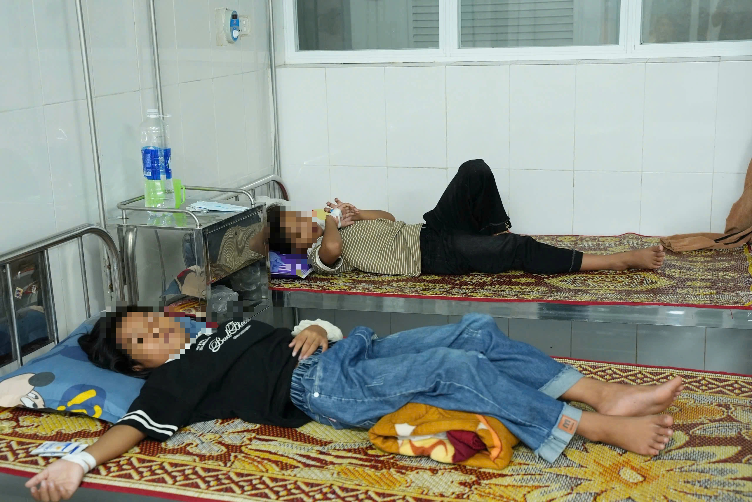 កម្រ៖ ឪពុកម្តាយស្នើសុំព្យួរការងារនាយករង មុនពេលអនុញ្ញាតឱ្យកូនចូលថ្នាក់រៀន - រូបថត ២. Hy hữu: Phụ huynh đề nghị đình chỉ Phó hiệu trưởng mới cho con đến lớp- Ảnh 2.