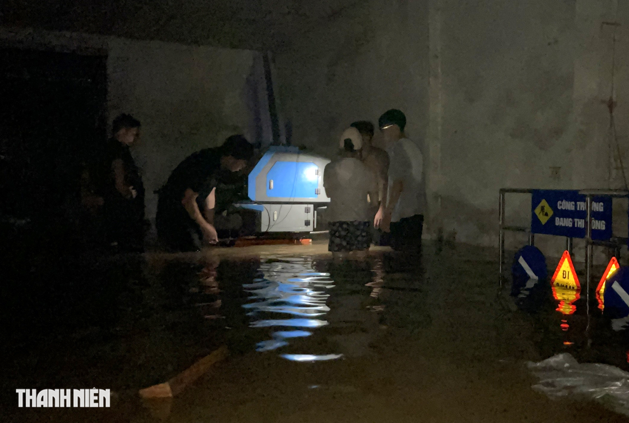 Nước ngập tới ngực, người Hà Nội bì bõm lội về nhà lúc nửa đêm- Ảnh 9.