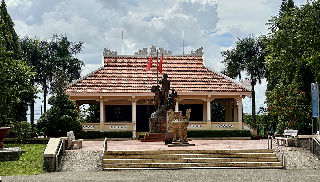 Vinh Loc Mau Than 1968 កន្លែងសក្ការៈបូជាពលករជួរមុខ៖ អភិរក្សនិងលើកតម្កើងតម្លៃប្រវត្តិសាស្ត្រ - រូបថត ១. Khu di tích dân công hỏa tuyến Vĩnh Lộc Mậu Thân năm 1968: Bảo tồn và phát huy giá trị lịch sử- Ảnh 1.