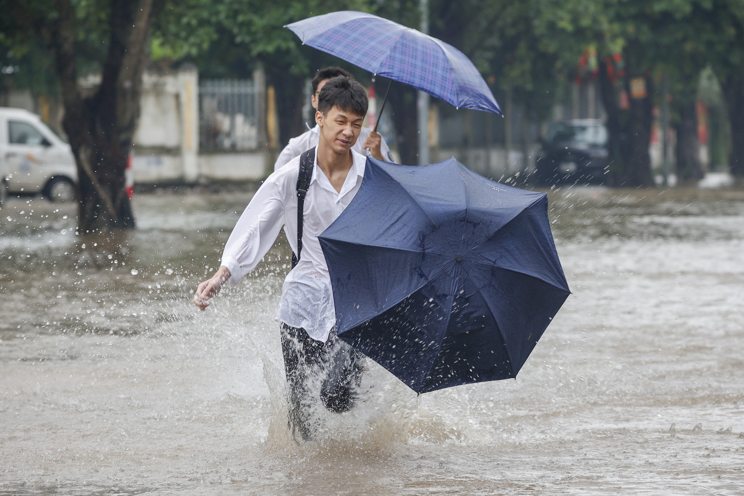 Người dân chèo thuyền lấy đồ ăn ở 'phố ngập' Hà Nội- Ảnh 12.