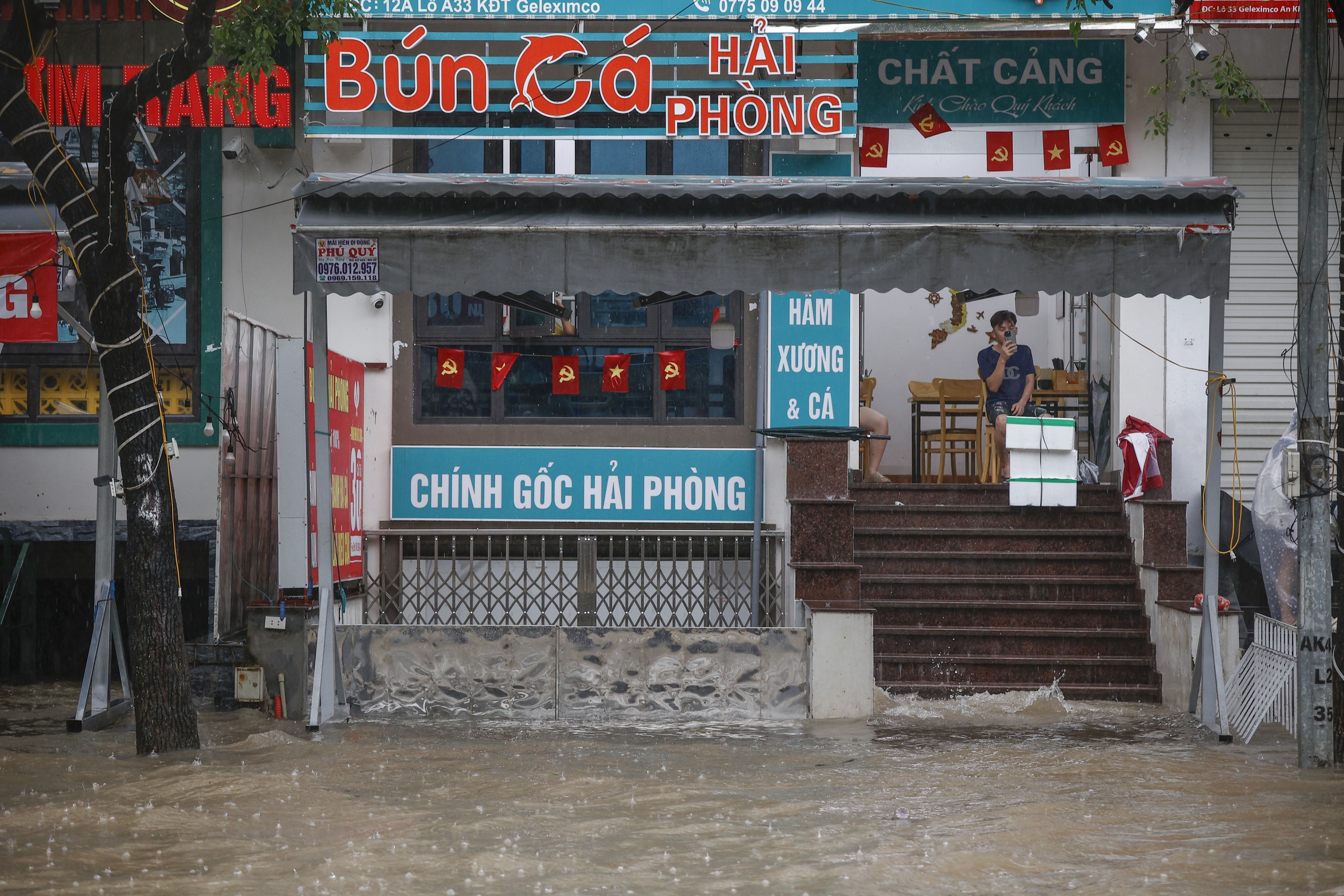 Người dân chèo thuyền lấy đồ ăn ở 'phố ngập' Hà Nội- Ảnh 10.