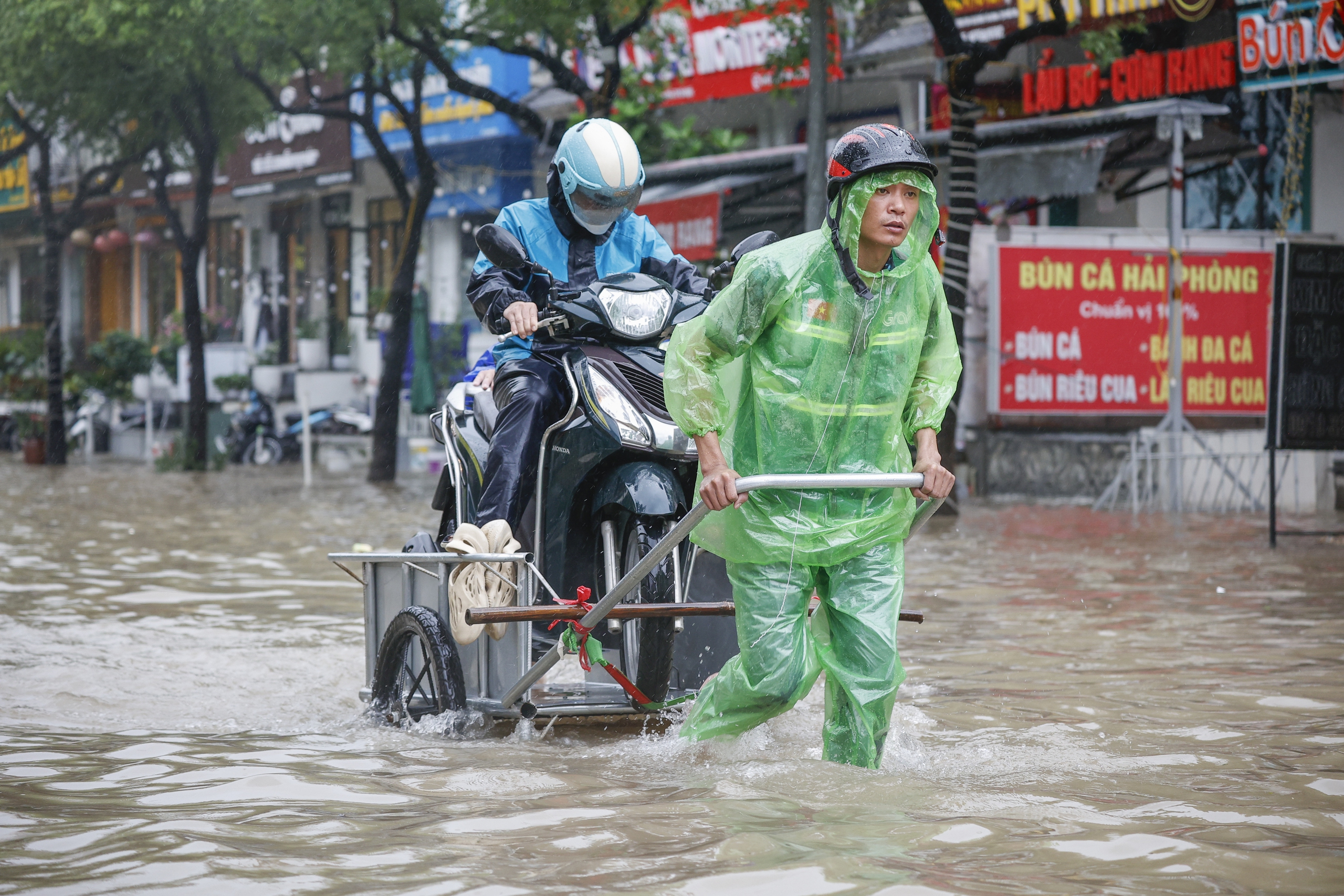 Người dân chèo thuyền lấy đồ ăn ở 'phố ngập' Hà Nội- Ảnh 9.