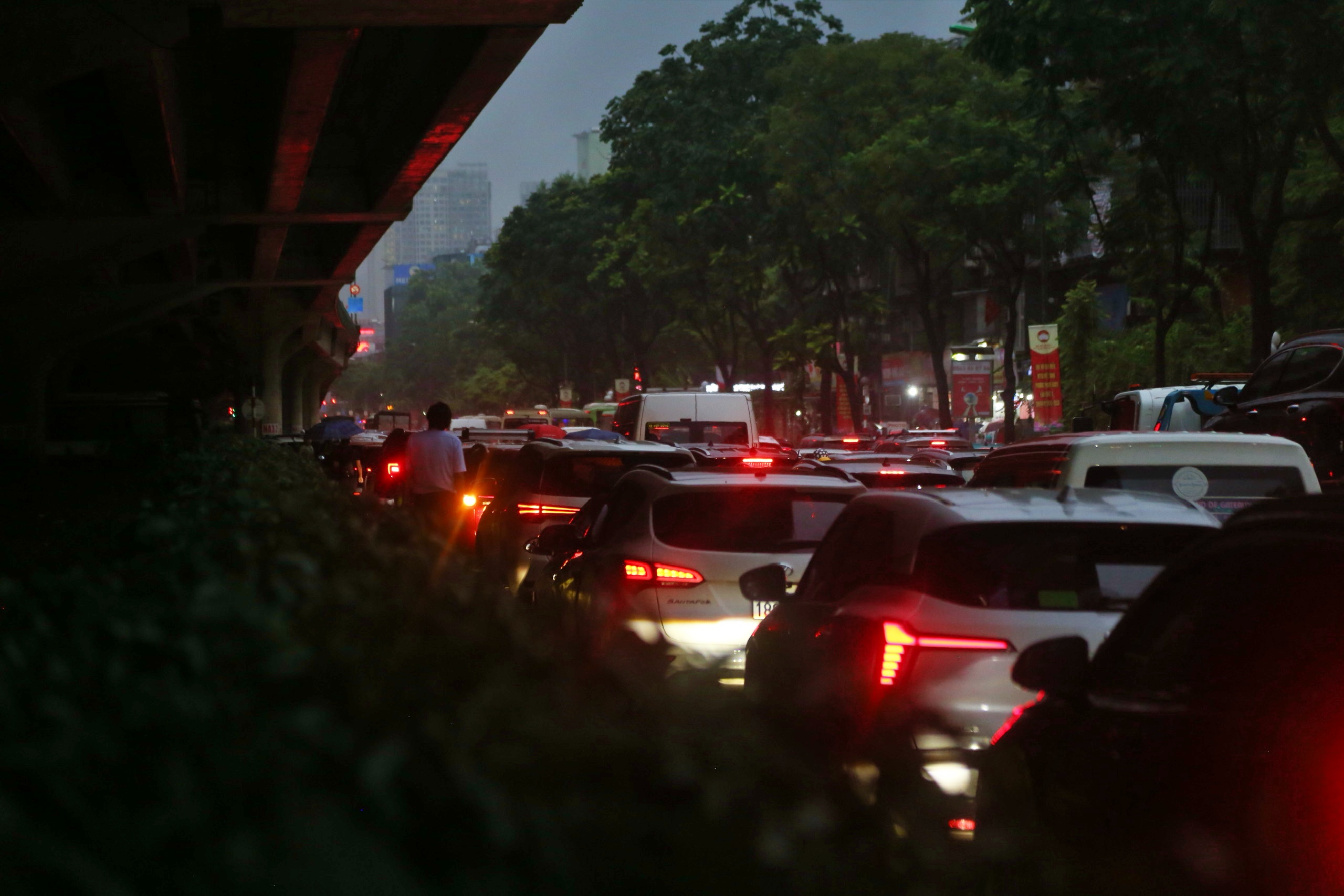 Hà Nội ngập khắp nơi, người dân cố vượt 'biển nước' về nhà- Ảnh 7.