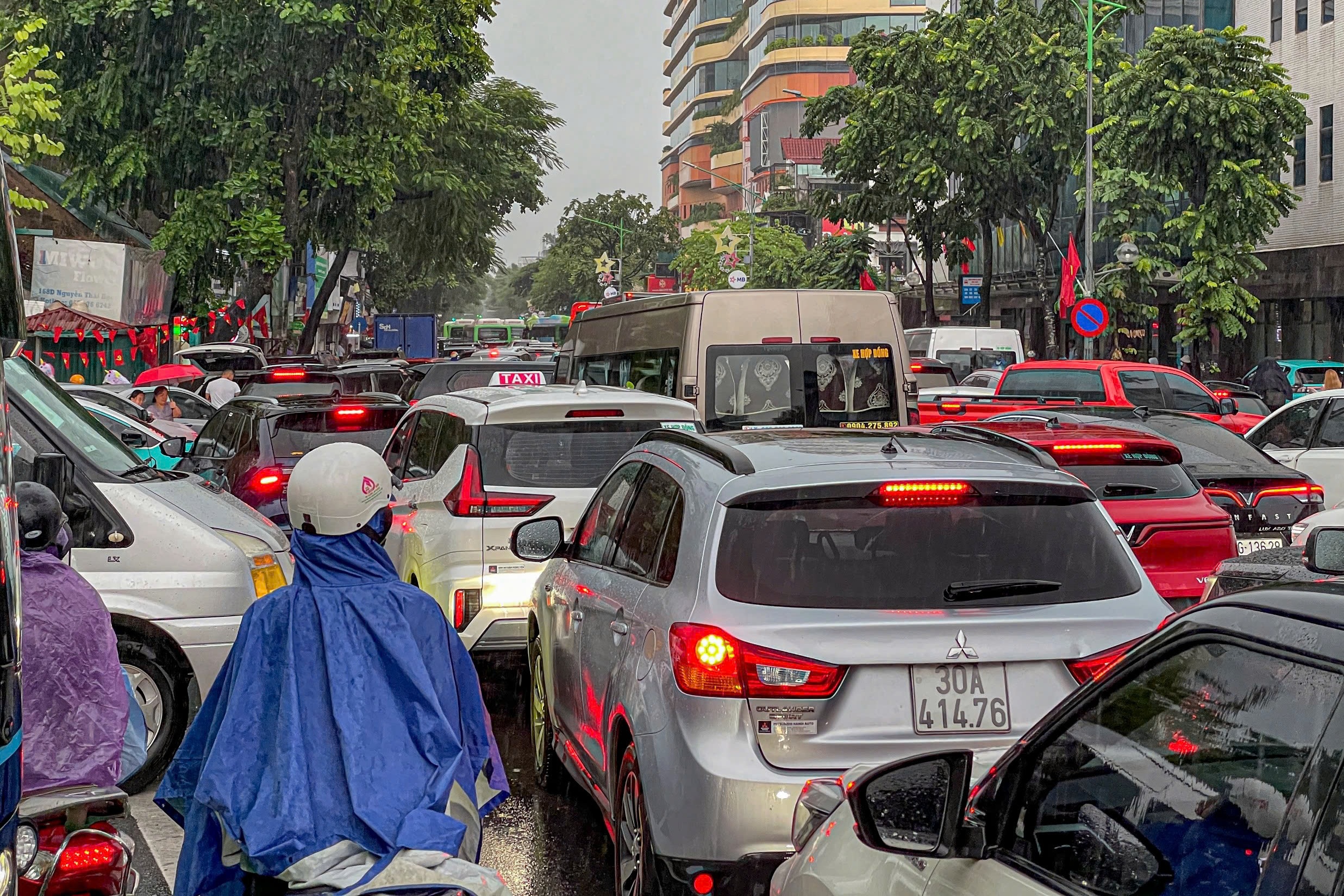 Hà Nội ngập khắp nơi, người dân cố vượt 'biển nước' về nhà- Ảnh 2.