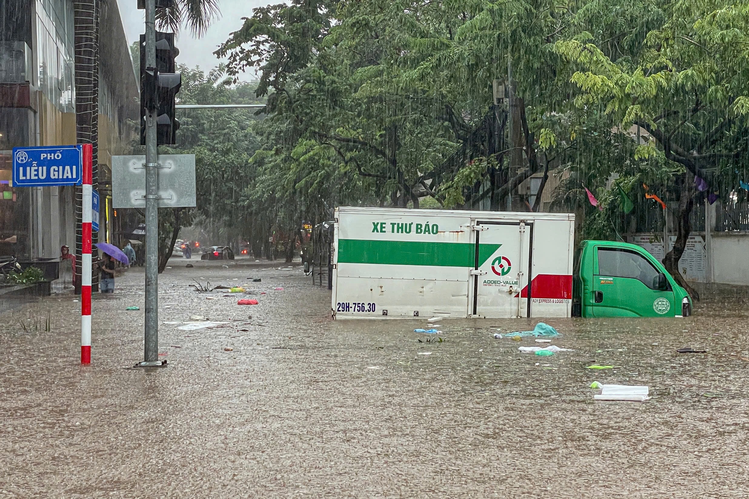 Hà Nội ngập khắp nơi, người dân cố vượt 'biển nước' về nhà- Ảnh 11.