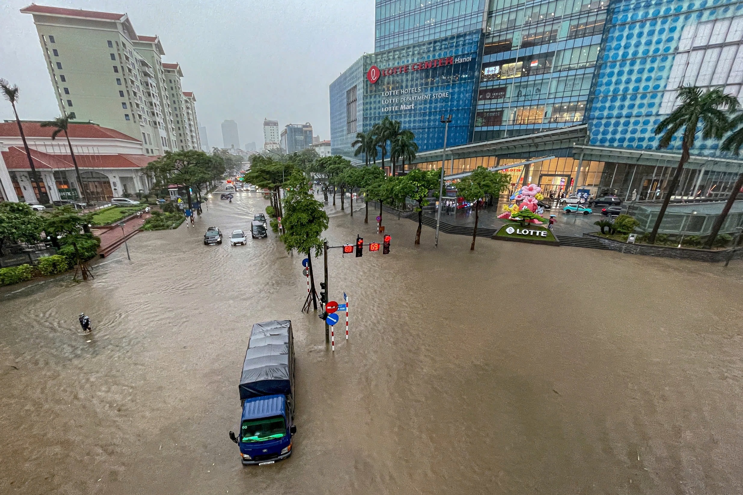 Hà Nội ngập khắp nơi, người dân cố vượt 'biển nước' về nhà- Ảnh 13.
