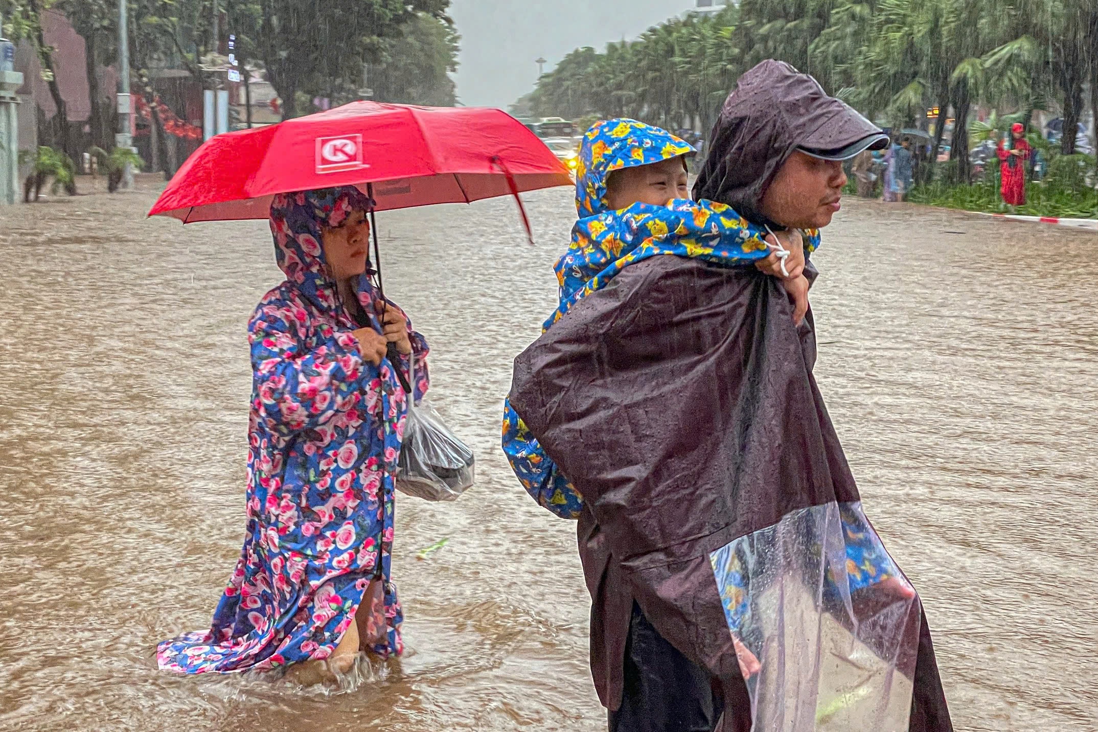 Hà Nội ngập khắp nơi, người dân cố vượt 'biển nước' về nhà- Ảnh 14.