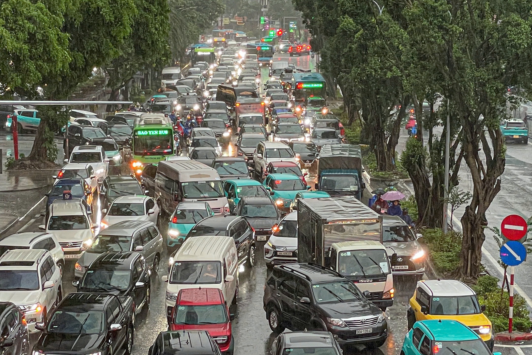 Hà Nội ngập khắp nơi, người dân cố vượt 'biển nước' về nhà- Ảnh 3.