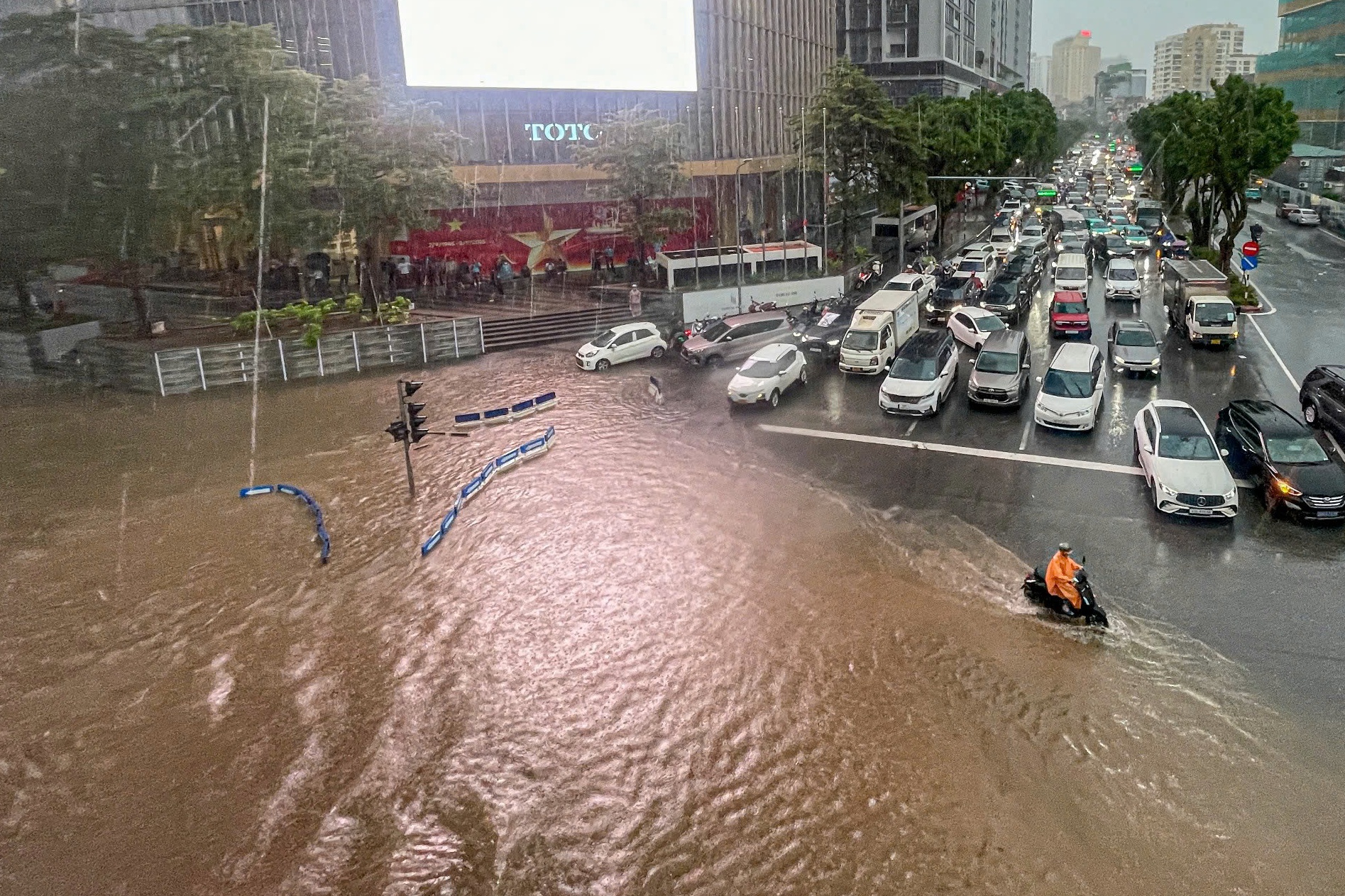 Hà Nội ngập khắp nơi, người dân cố vượt 'biển nước' về nhà- Ảnh 12.