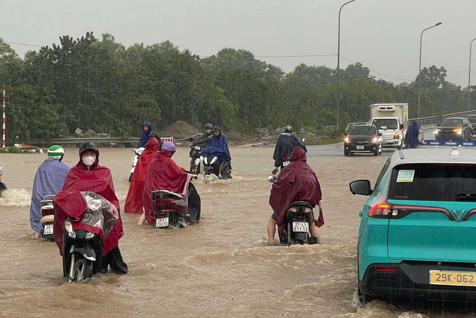 Nhiều tuyến phố ngập sâu, người Hà Nội đi vào đại lộ né điểm úng ngập - Ảnh 1.