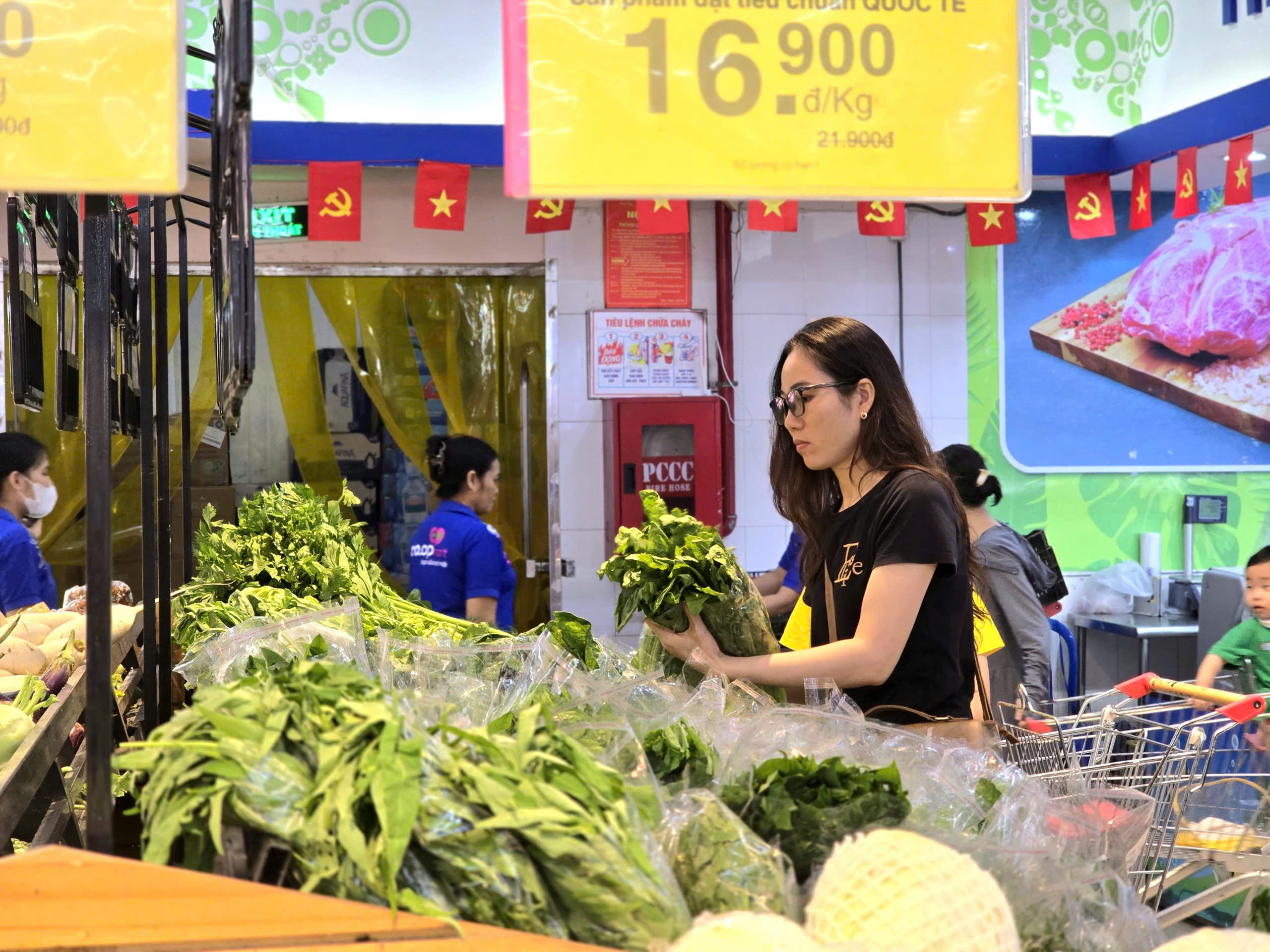 Saigon Co.op giảm giá thực phẩm đến 33% để san sẻ cùng người dân trong bão số 10- Ảnh 2.
