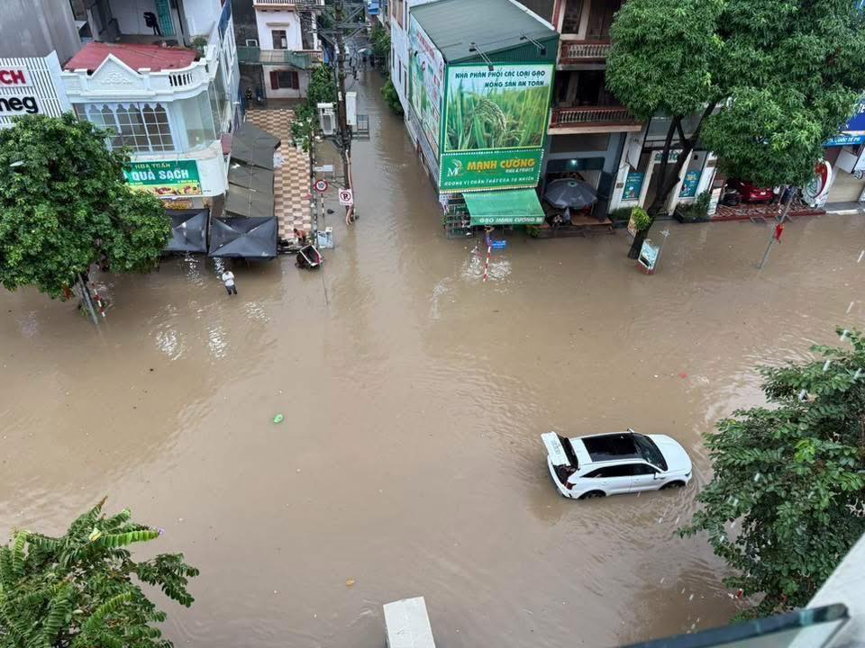 Mưa lớn bão số 10 nhấn chìm nhiều tuyến đường, phố ở TP.Thái Nguyên - Ảnh 2.