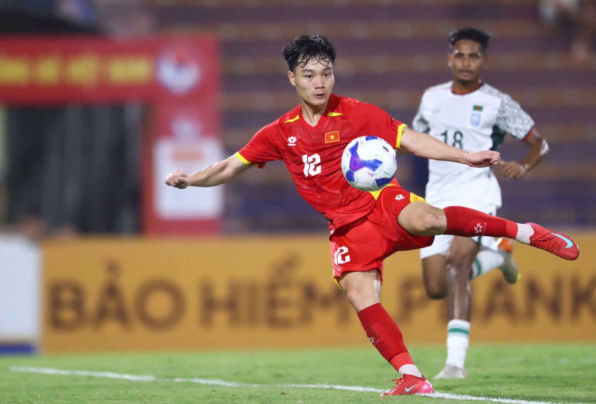 ក្រុមវៀតណាមខ្លាំងជាងដោយសារយុវជនតាំងចិត្តឈ្នះទាំងពីរប្រកួតជាមួយនេប៉ាល់ - រូបថត ១. Đội tuyển Việt Nam mạnh mẽ hơn nhờ sức trẻ, quyết thắng Nepal cả 2 trận- Ảnh 1.