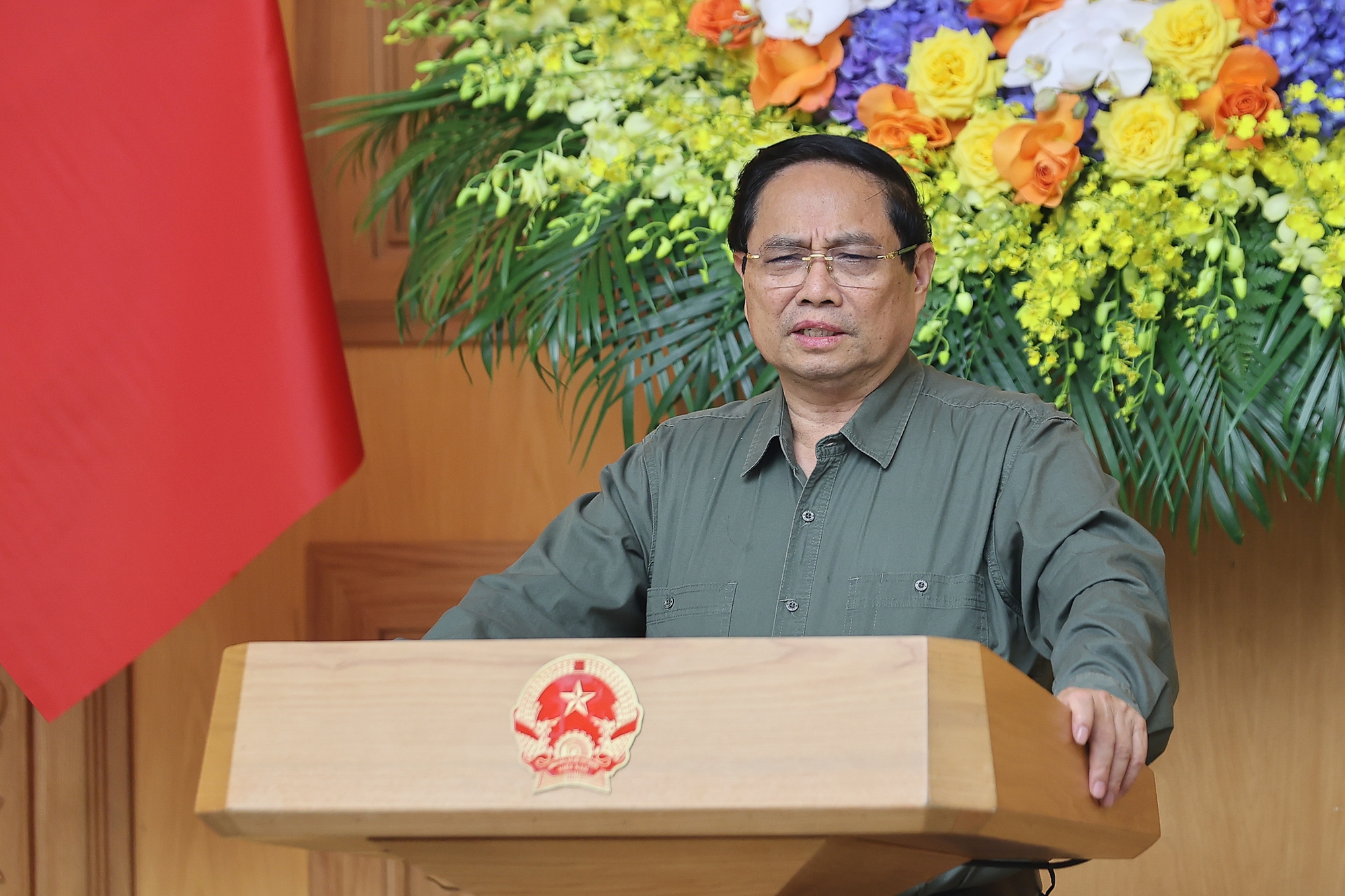 Tuyên chiến với nạn khai thác…