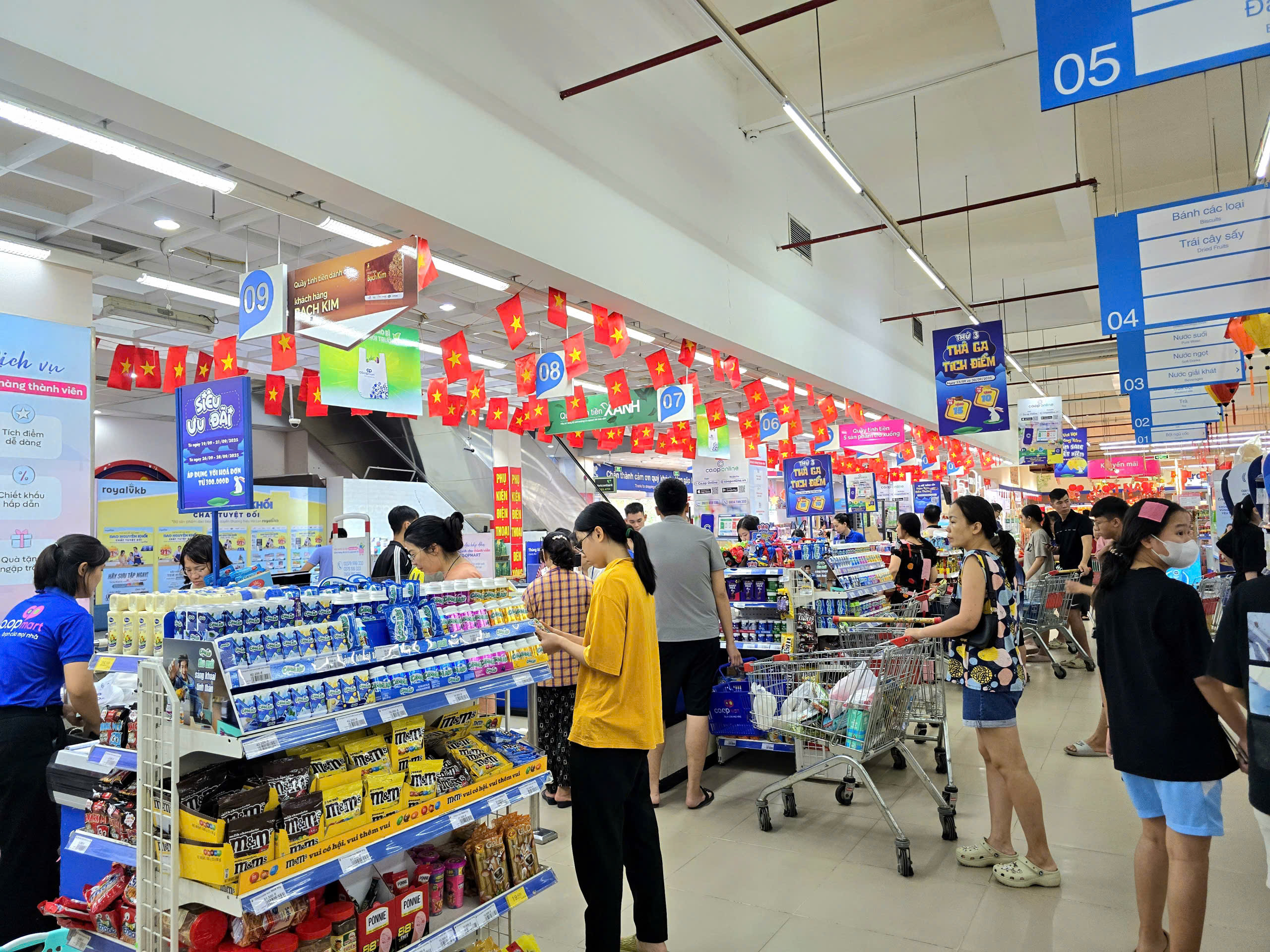 Saigon Co.op giảm giá thực phẩm đến 33% để san sẻ cùng người dân trong bão số 10- Ảnh 1.