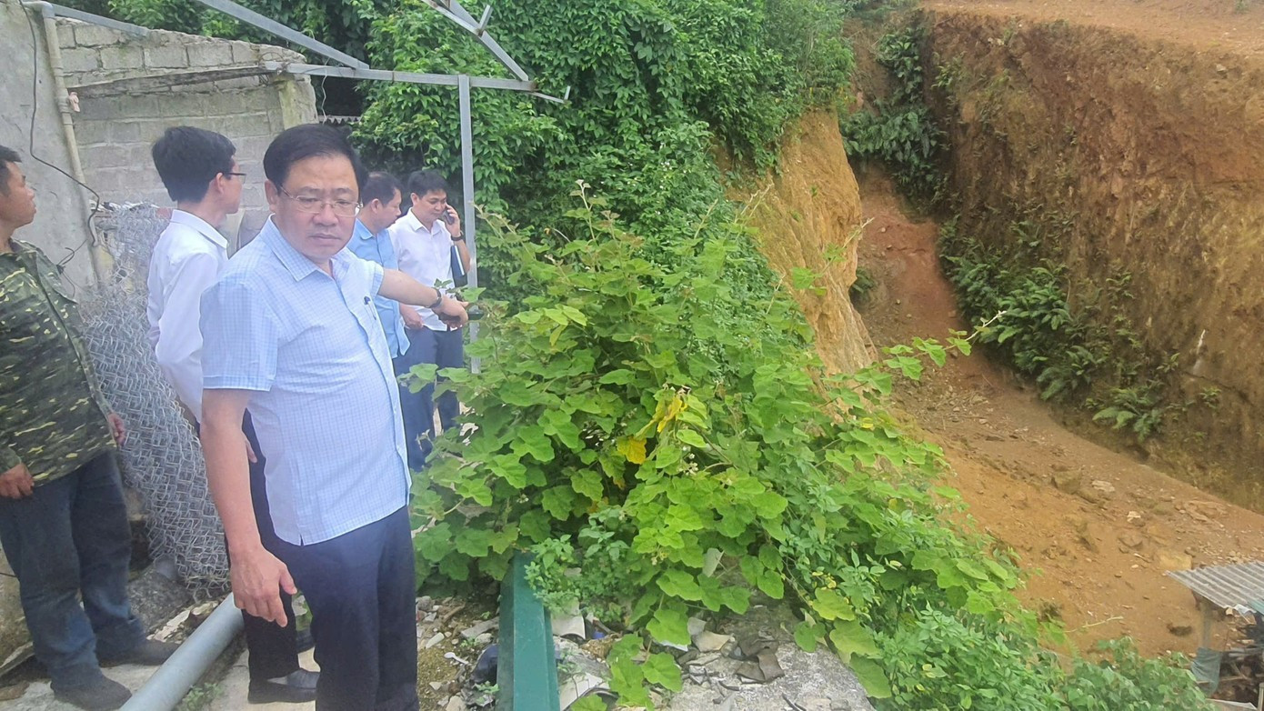 Hà Nội công bố tình huống khẩn cấp ứng phó sạt lở tại 2 xã - Ảnh 1.