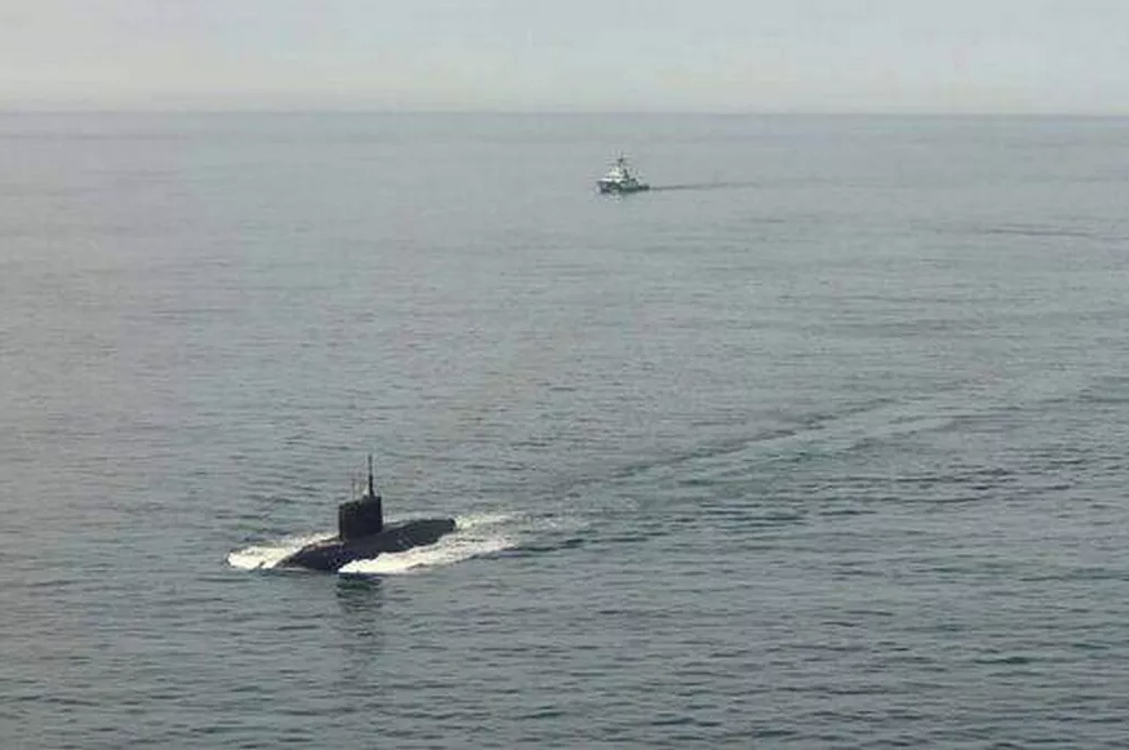 Tàu ngầm Nga nổi lên gần lãnh thổ Anh do nguy cơ nổ nghiêm trọng - Ảnh 1.