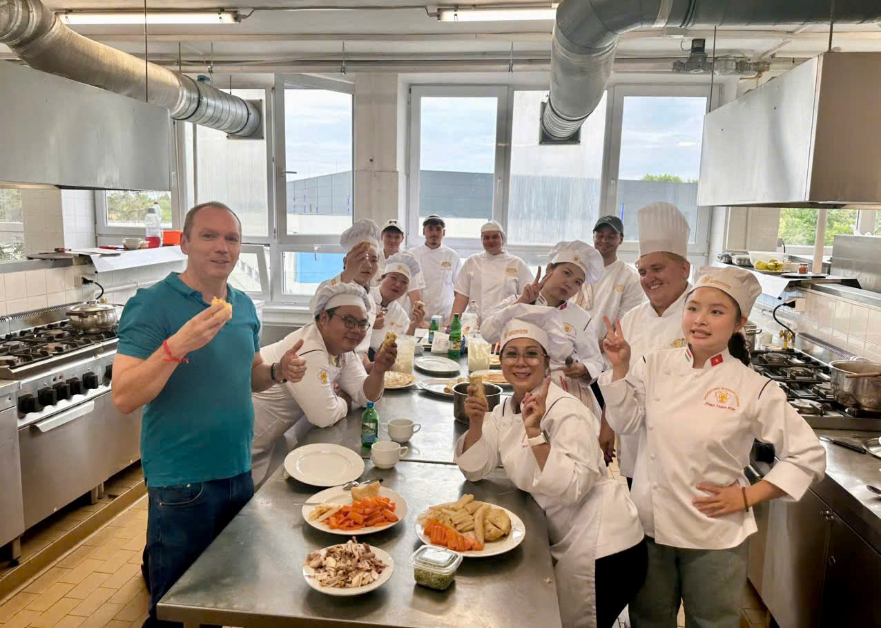 វគ្គសិក្សាធ្វើម្ហូបវៀតណាមនៅប្រទេសហុងគ្រី៖ បទពិសោធន៍អប់រំដែលមិនអាចបំភ្លេចបាននៅអឺរ៉ុប - រូបថត ១. Khóa học ẩm thực Việt Nam tại Hungary: Trải nghiệm giáo dục đáng nhớ ở trời Âu - Ảnh 1.