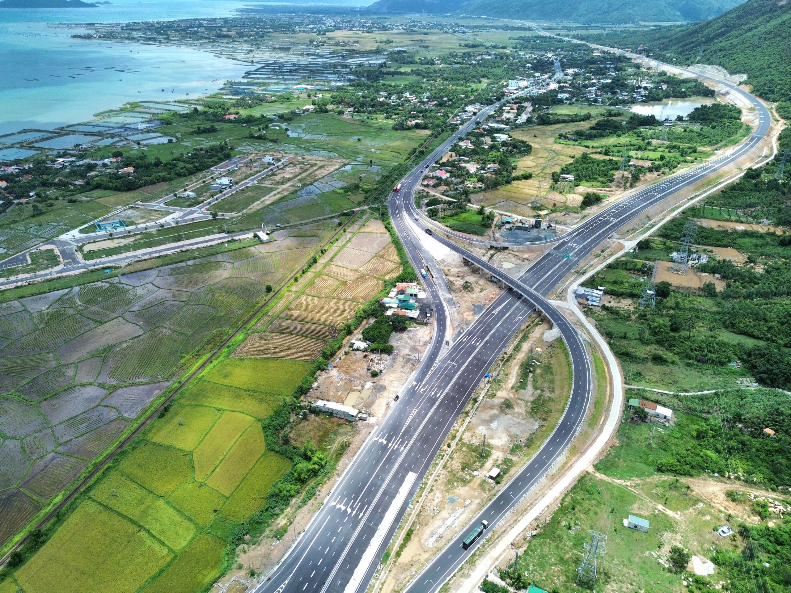 Cao tốc Vân Phong - Nha Trang vẫn chưa thể thông toàn tuyến ? - Ảnh 1.