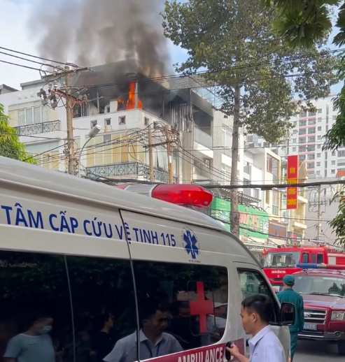 Cháy công ty kiểm nghiệm thực phẩm khiến dân cư nháo nhào- Ảnh 1. Cháy công ty kiểm nghiệm thực phẩm khiến dân cư nháo nhào- Ảnh 1.