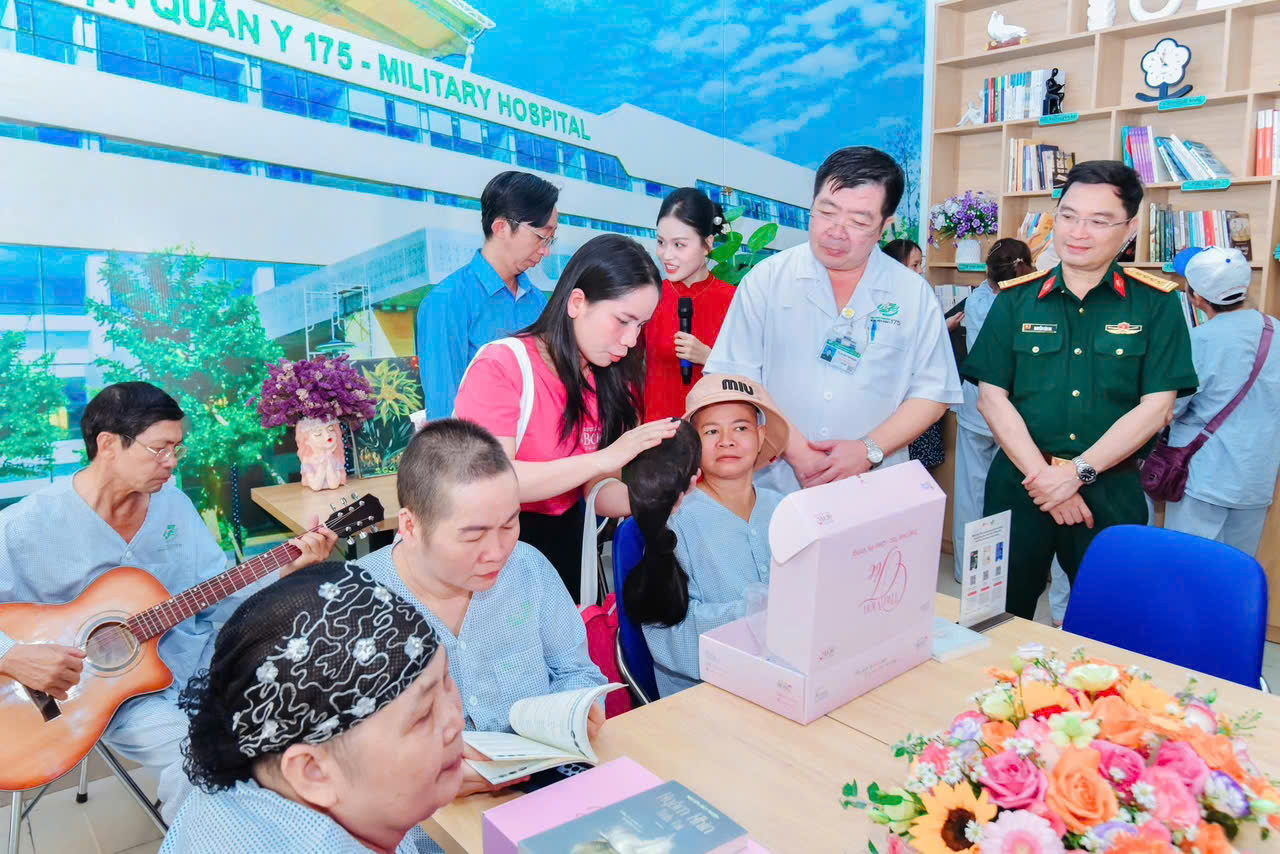TP.HCM: Bệnh nhân ung thư đọc sách, chơi đàn, đánh cờ để lạc quan hơn - Ảnh 3.