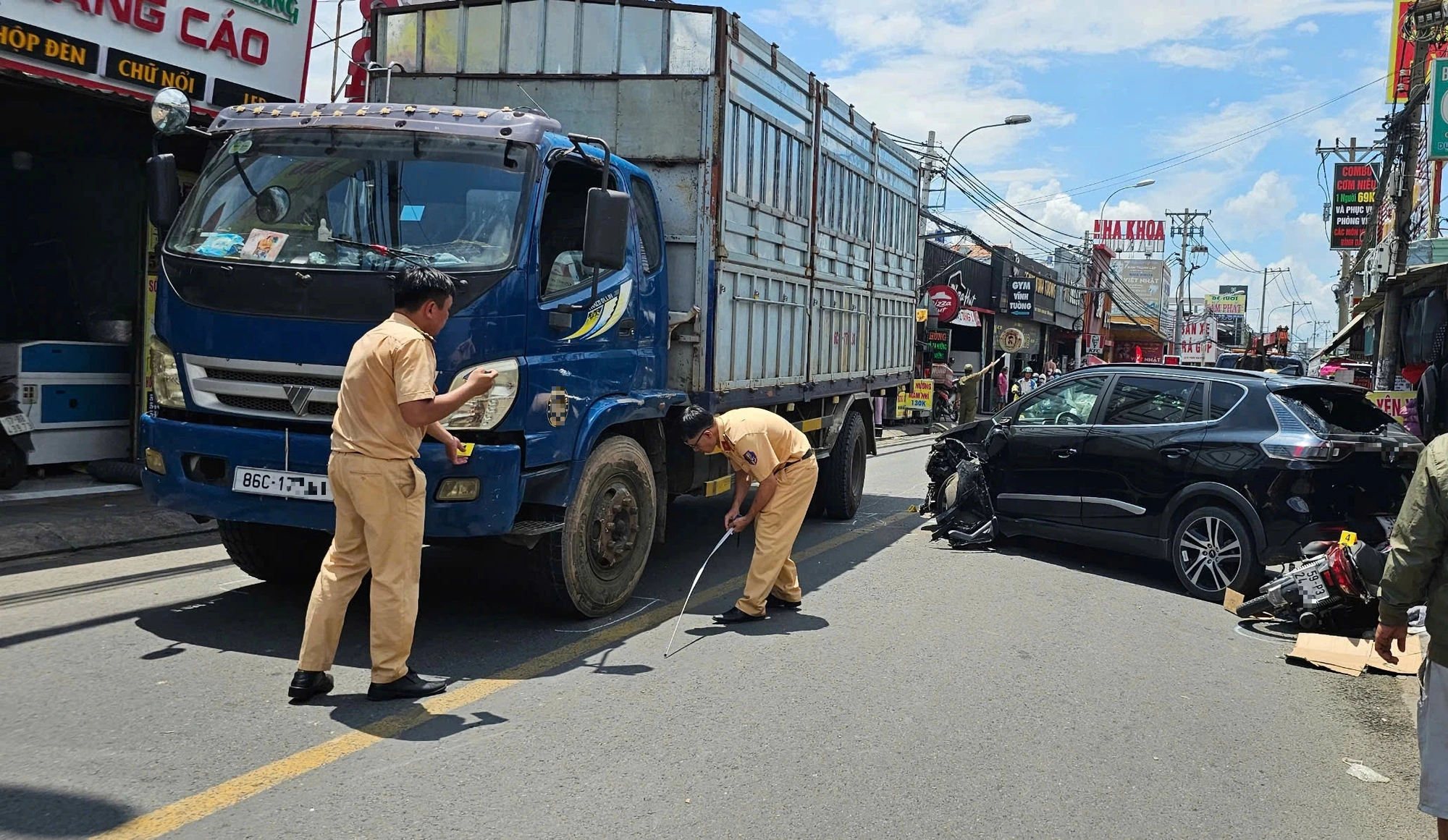 Va chạm liên hoàn, nhiều người bị thương - Ảnh 1.