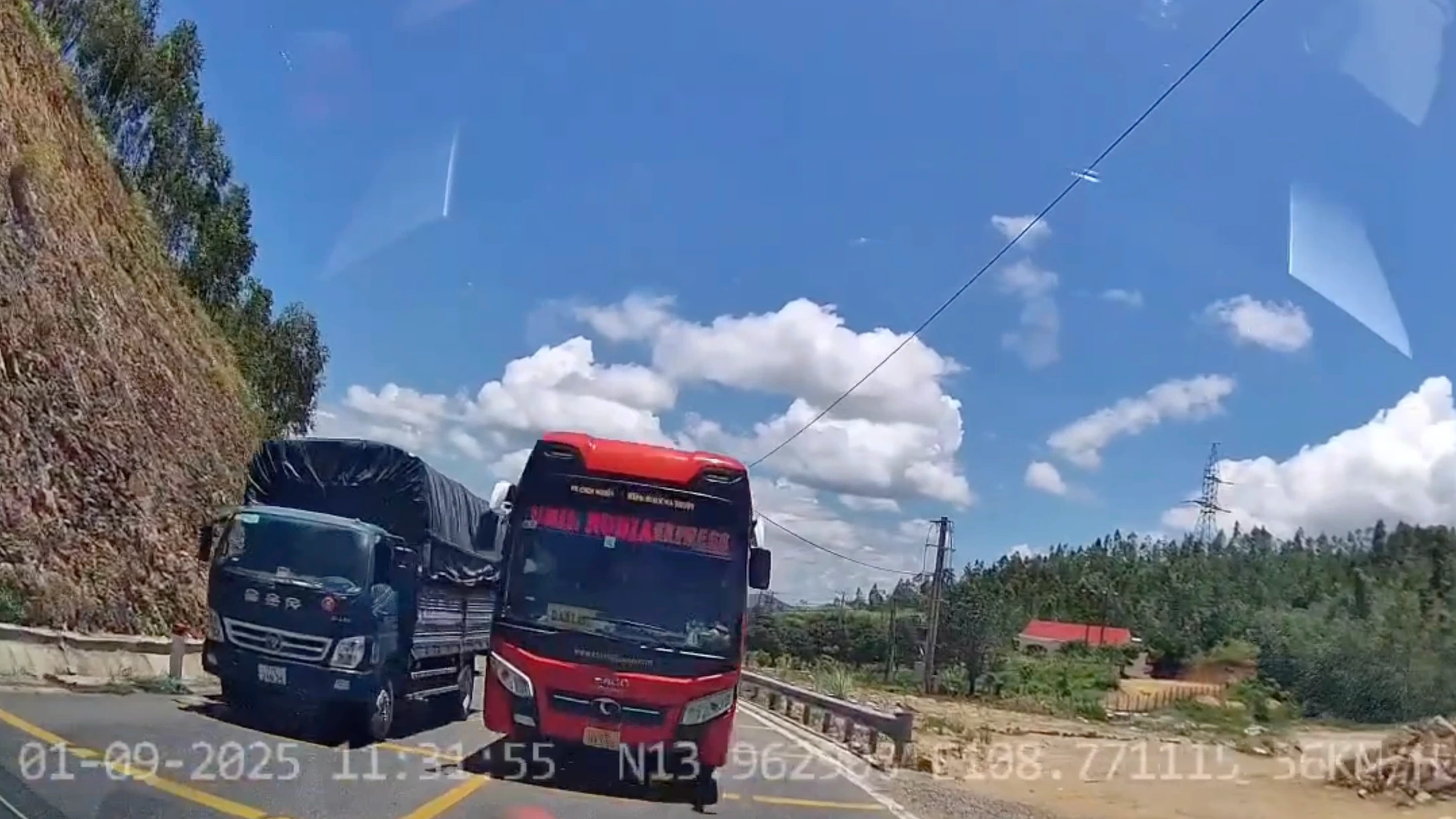 Xác minh vụ xe khách giường nằm vượt ẩu trên đèo An Khê - Ảnh 1.