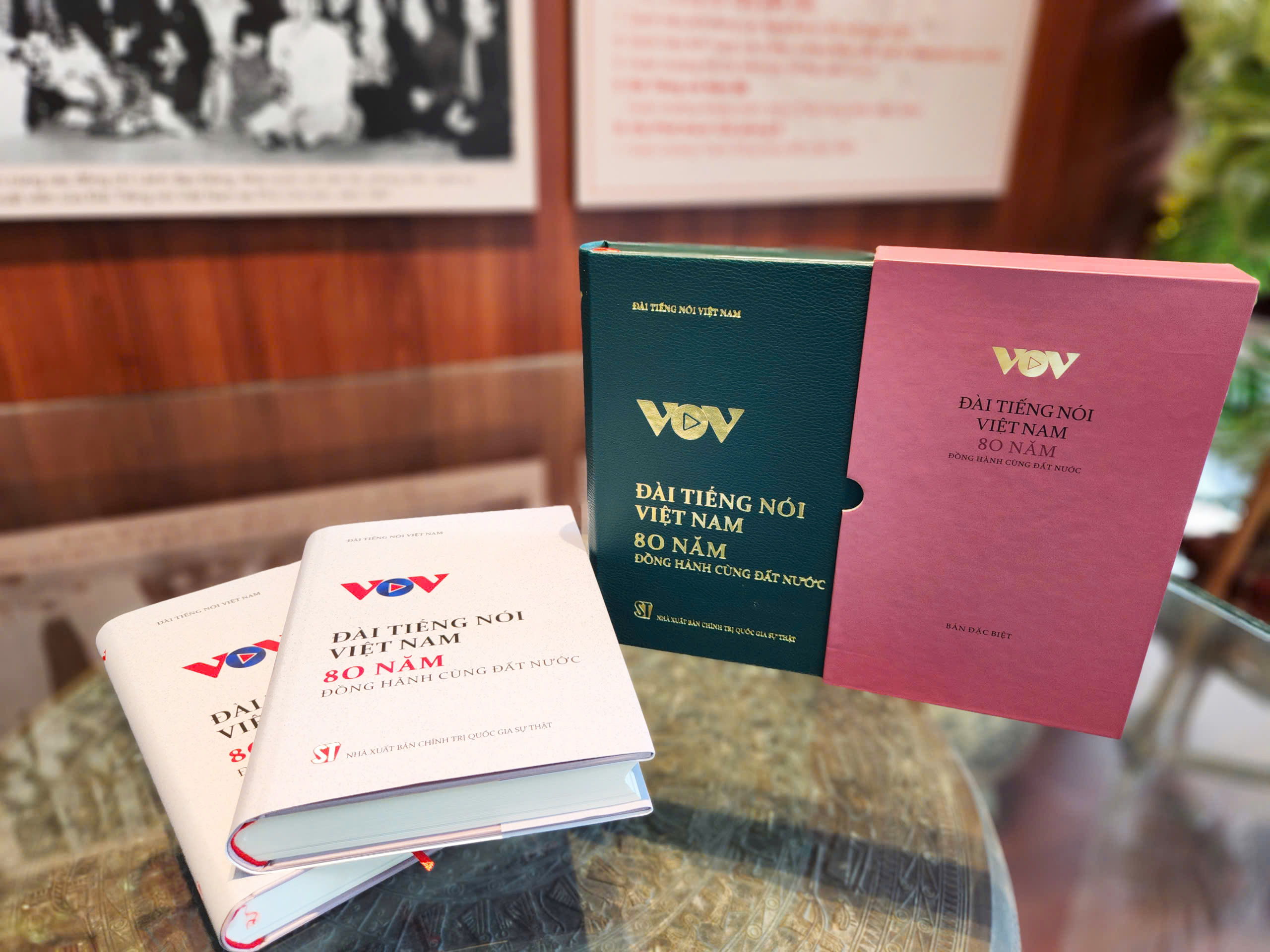 Voice of Vietnam gir ut bok for å feire 80-årsjubileum - Bilde 3. Đài Tiếng nói Việt Nam ra sách kỷ niệm 80 năm thành lập- Ảnh 3.