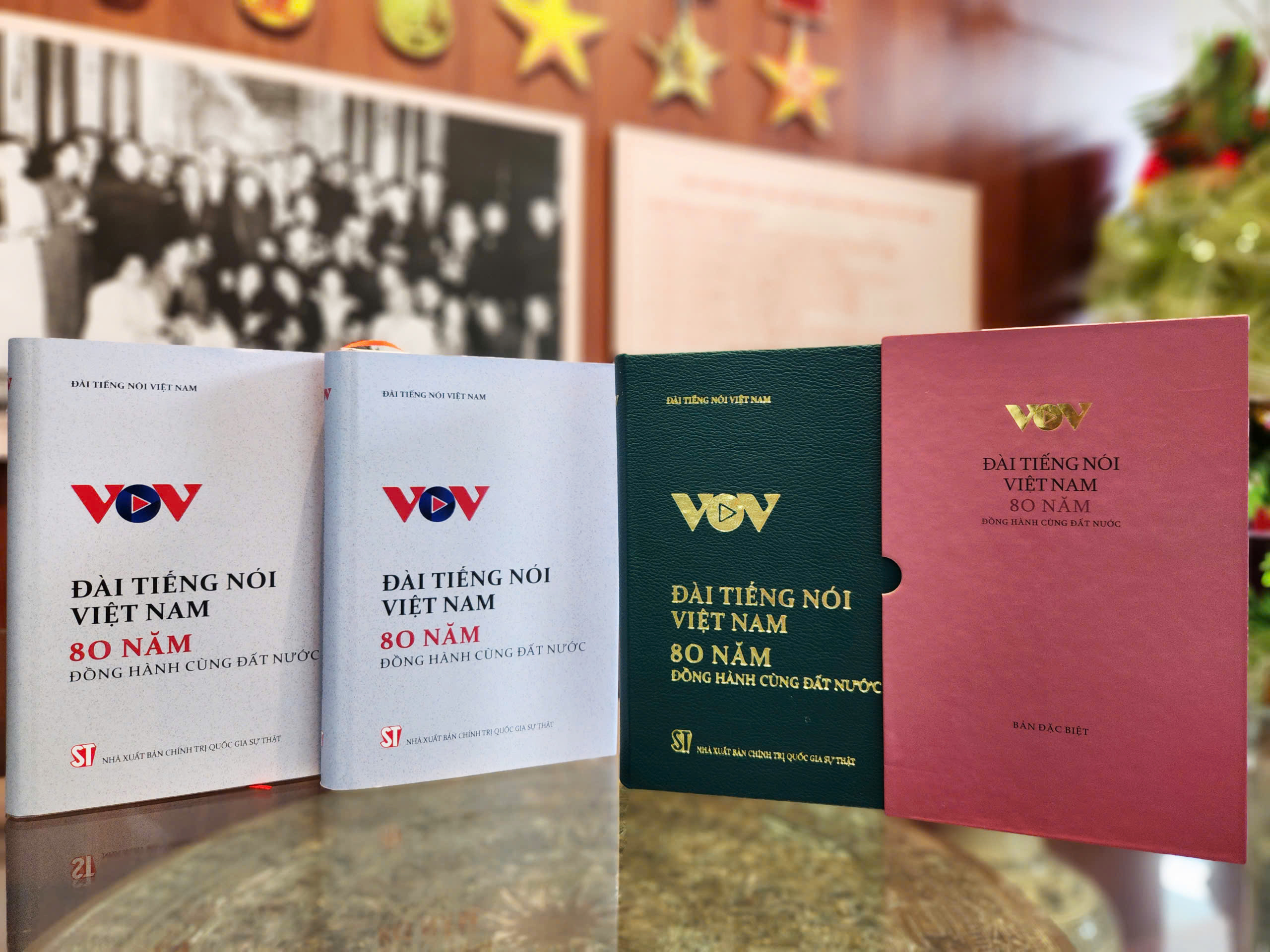 Voice of Vietnam gir ut bok for å feire 80-årsjubileum - Bilde 1. Đài Tiếng nói Việt Nam ra sách kỷ niệm 80 năm thành lập- Ảnh 1.