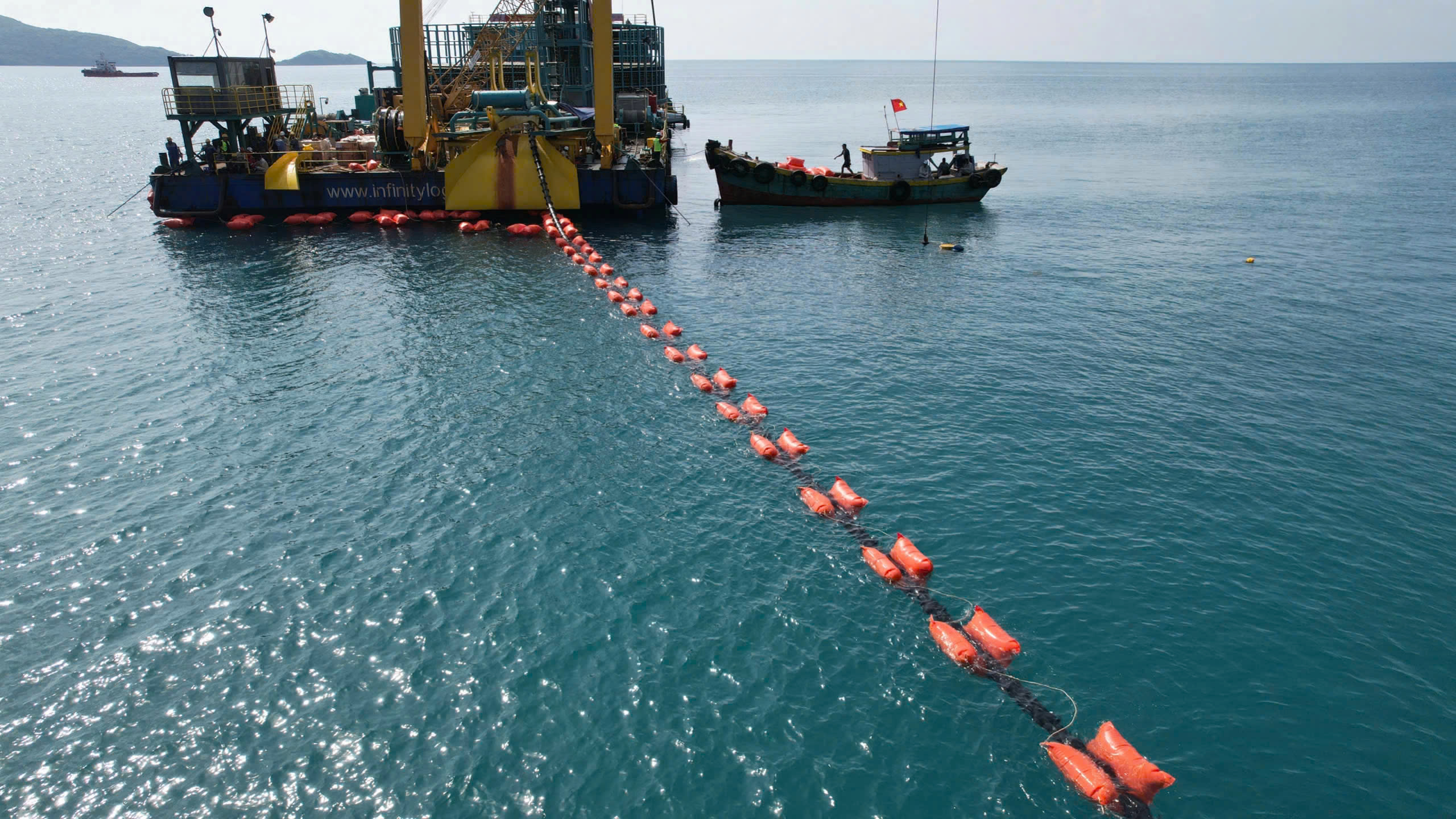 EVN đóng điện thành công, Côn Đảo có điện lưới quốc gia- Ảnh 1. EVN đóng điện thành công, Côn Đảo có điện lưới quốc gia- Ảnh 1.