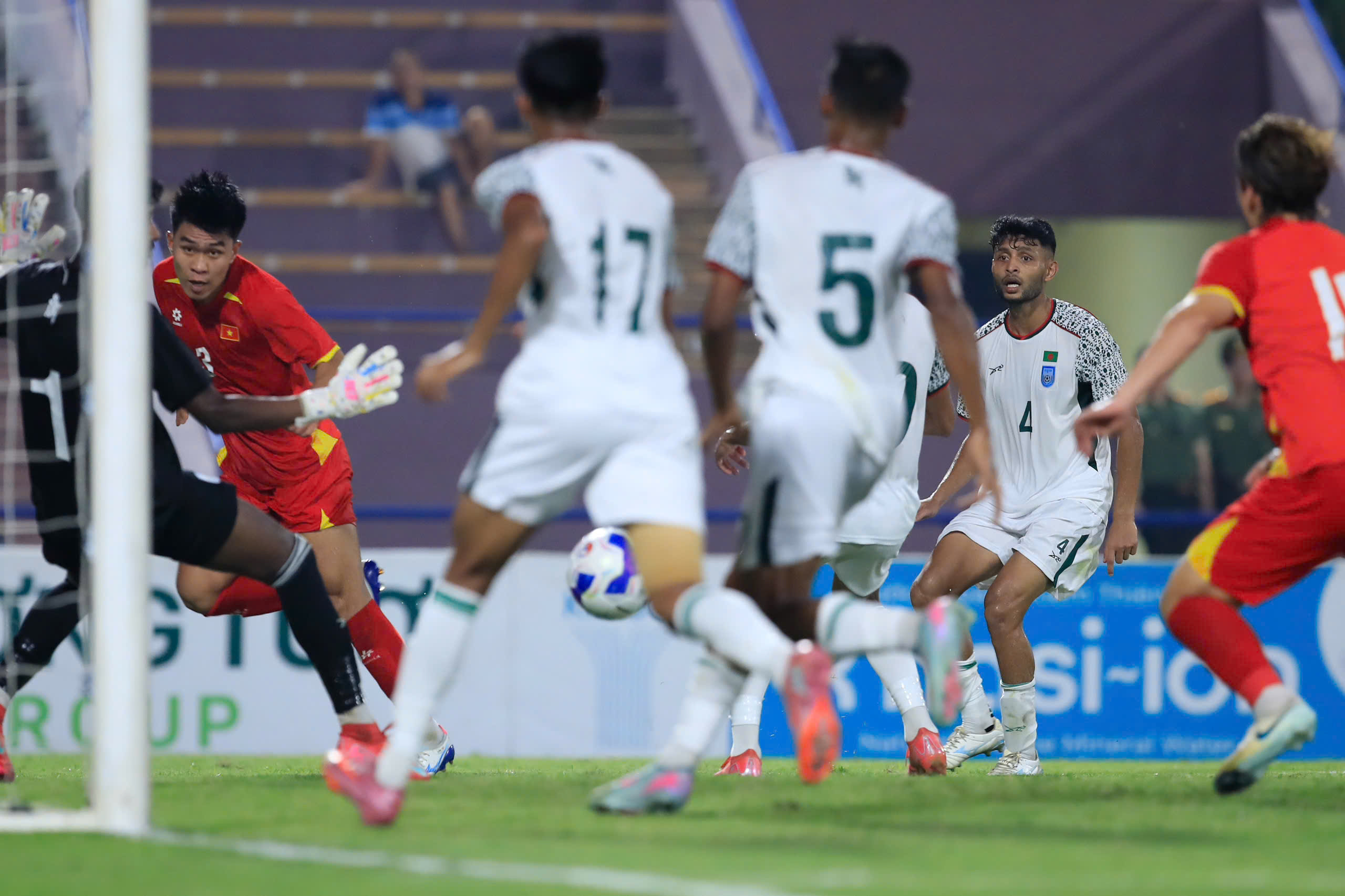 A bangladesi sajtó dicséri az U23-as vietnámi válogatott tehetségét, de aggódik az edző betegsége miatt - 1. kép. Báo chí Bangladesh ca ngợi U.23 Việt Nam tài năng, âu lo khi HLV bị ốm- Ảnh 1.