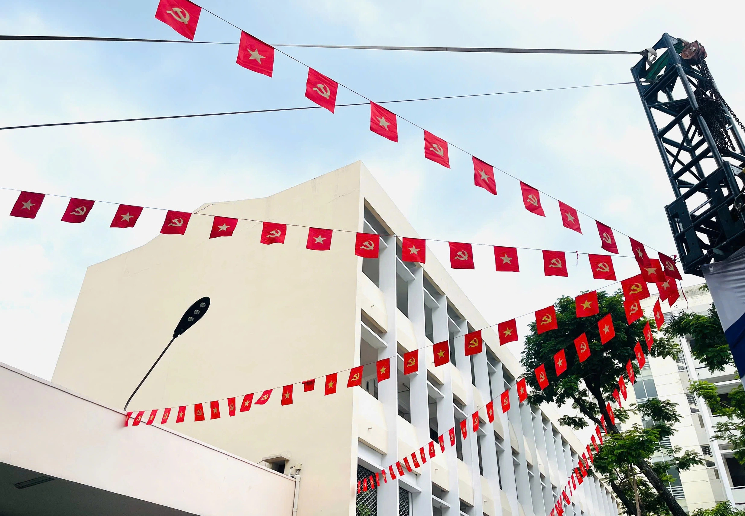 Ngôi trường gần 120 năm tuổi tất bật cho lễ khai giảng năm học mới - Ảnh 1.