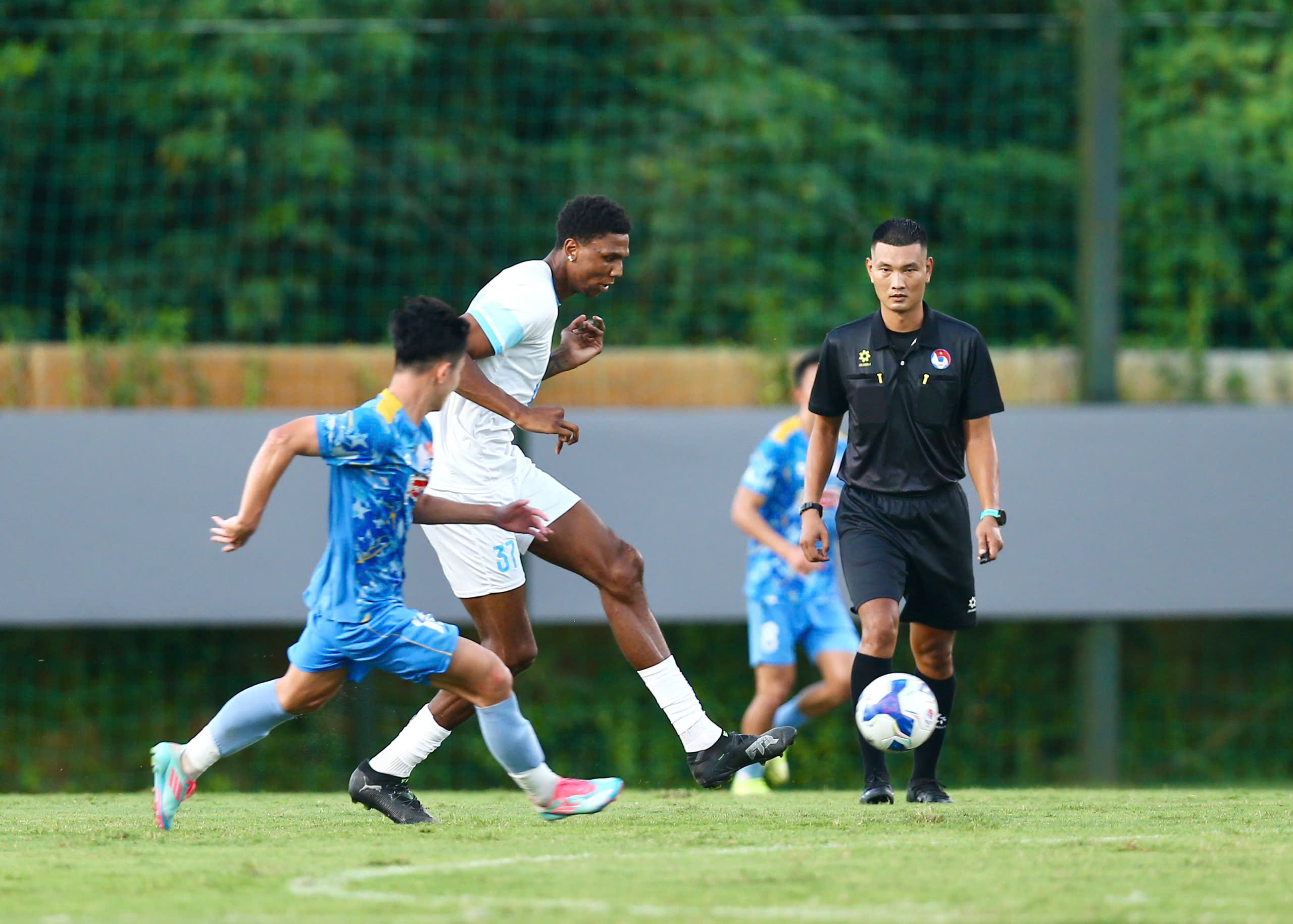 Vietnams landslag förlorade med 0-4 mot Western Nam Dinh Club: Motståndaren var för stark - Foto 2. Đội tuyển Việt Nam thua đậm 0-4 trước CLB Nam Định toàn Tây: Đối thủ quá mạnh- Ảnh 2.