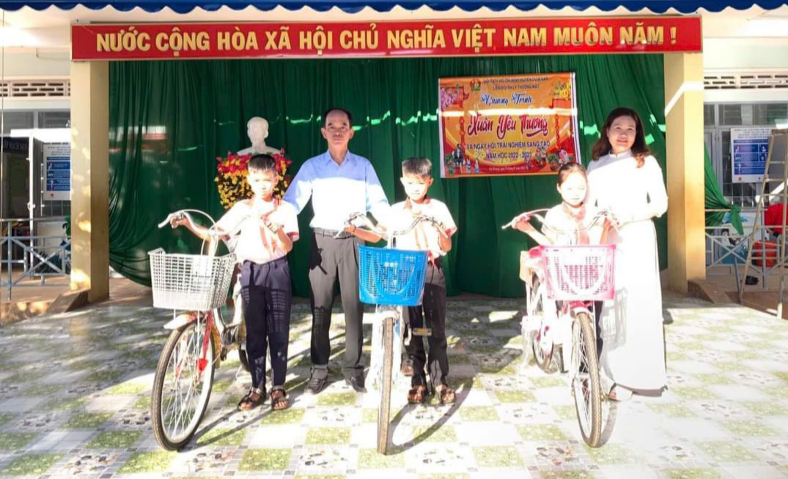 У директора доброе сердце - Фото 1. Thầy hiệu trưởng có tấm lòng nhân ái- Ảnh 1.