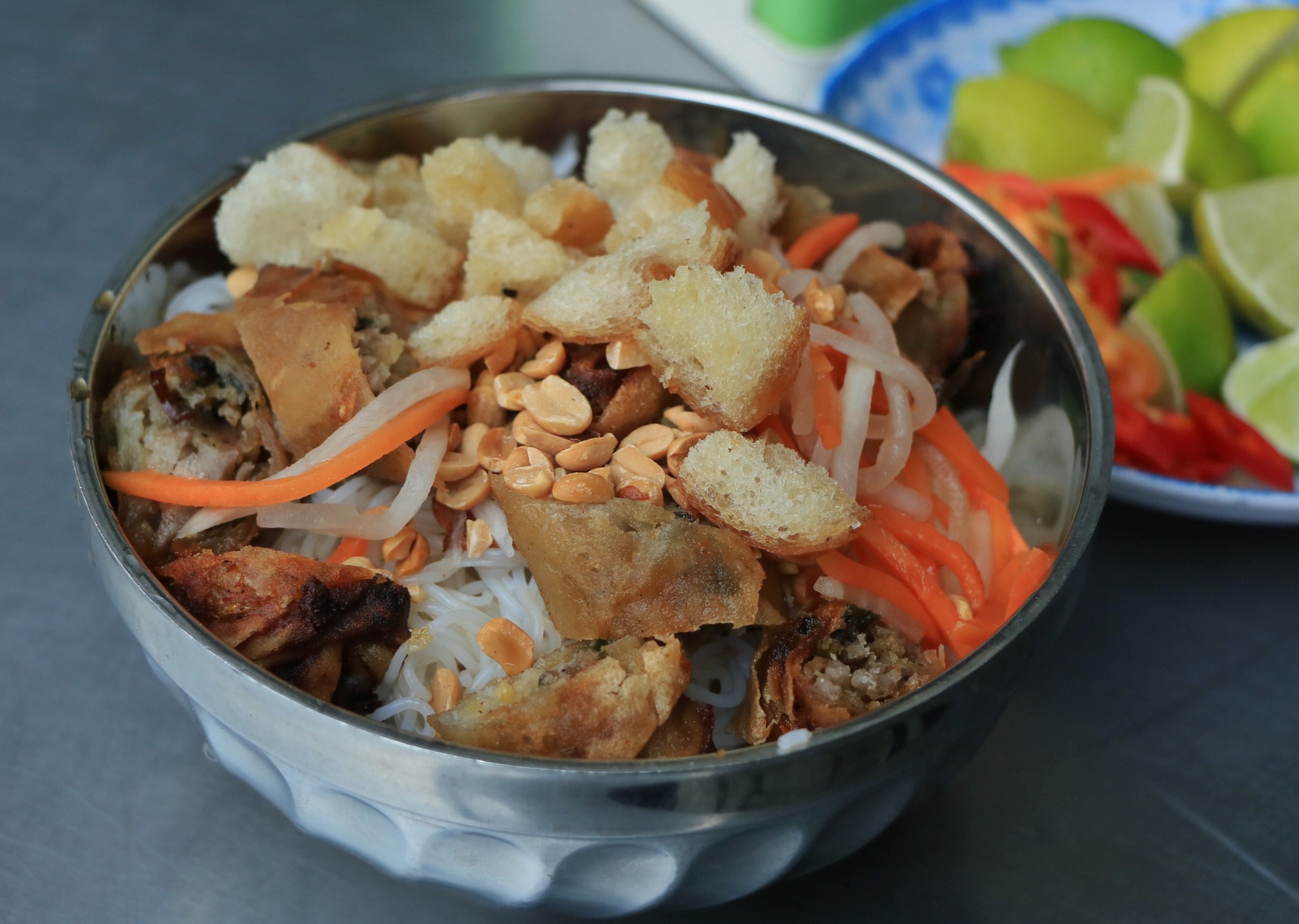 Vegetarisch restaurant bij de Vinh Nghiem-pagode bestaat al bijna een halve eeuw: de eigenaar is... vreemd - Foto 4. Quán chay gần chùa Vĩnh Nghiêm tồn tại gần nửa thế kỷ: Ông chủ... lạ đời- Ảnh 4.