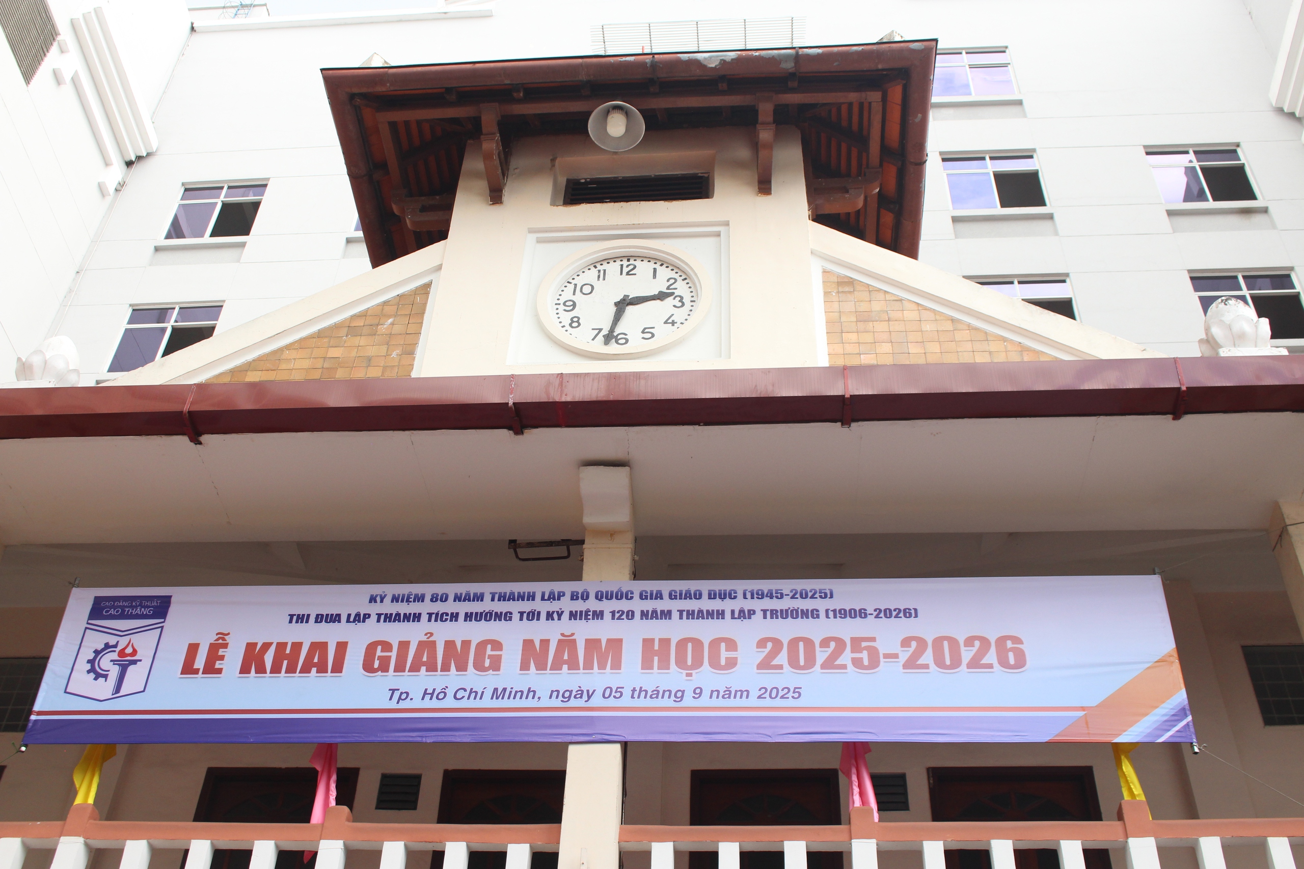 Ngôi trường gần 120 năm tuổi tất bật cho lễ khai giảng năm học mới - Ảnh 10.