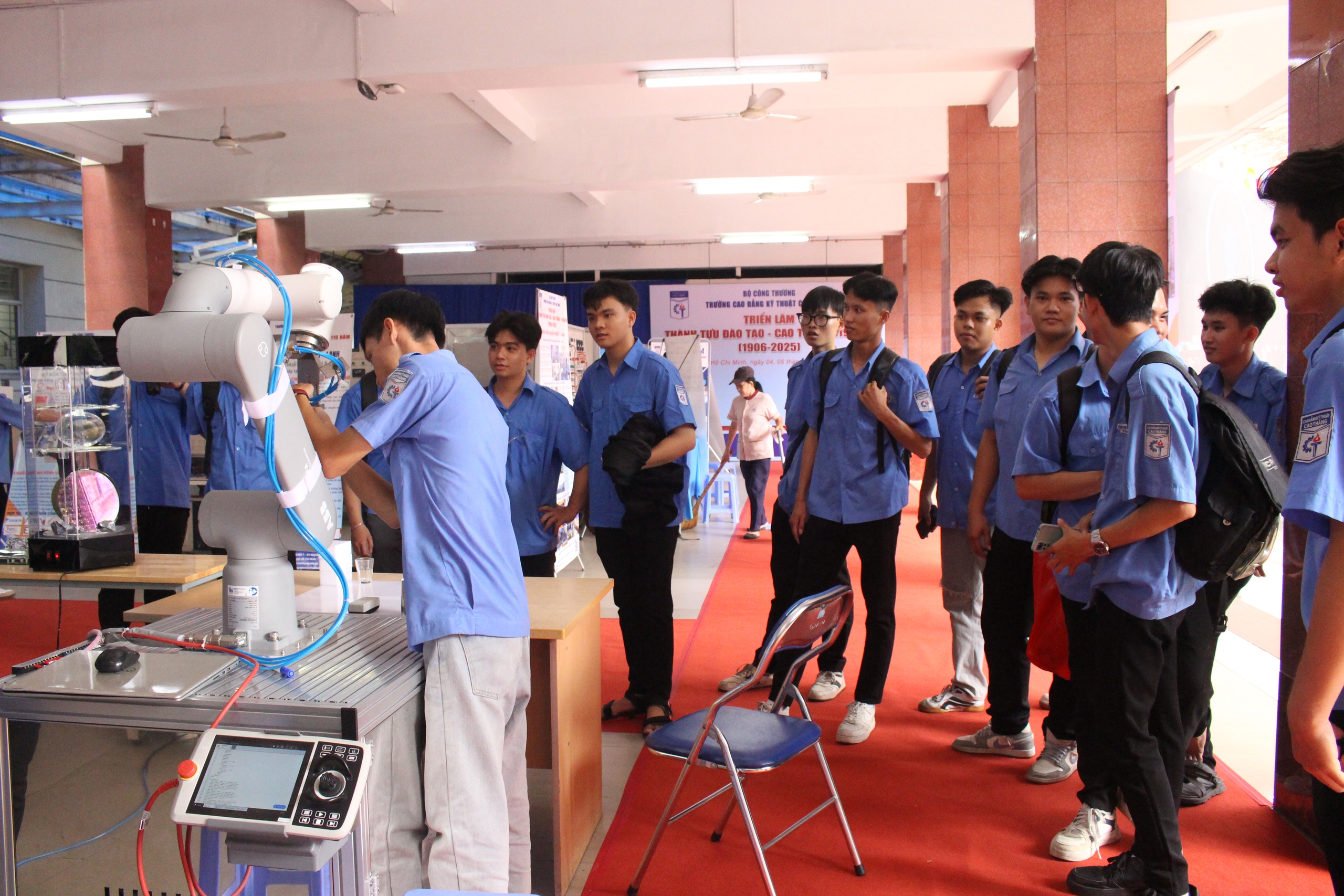 Khai giảng tại ngôi trường Bác Hồ từng học: Từ đam mê mạch điện đến thủ khoa - Ảnh 10.