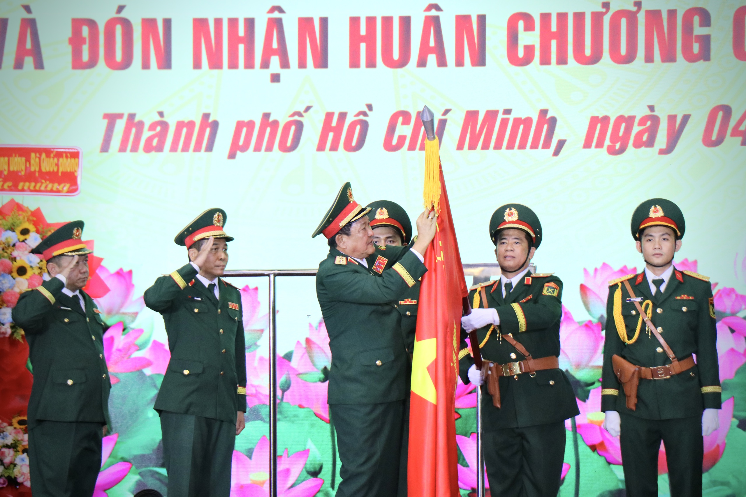 Bộ Tư lệnh TP.HCM nhận Huân chương Quân công hạng ba - Ảnh 1.