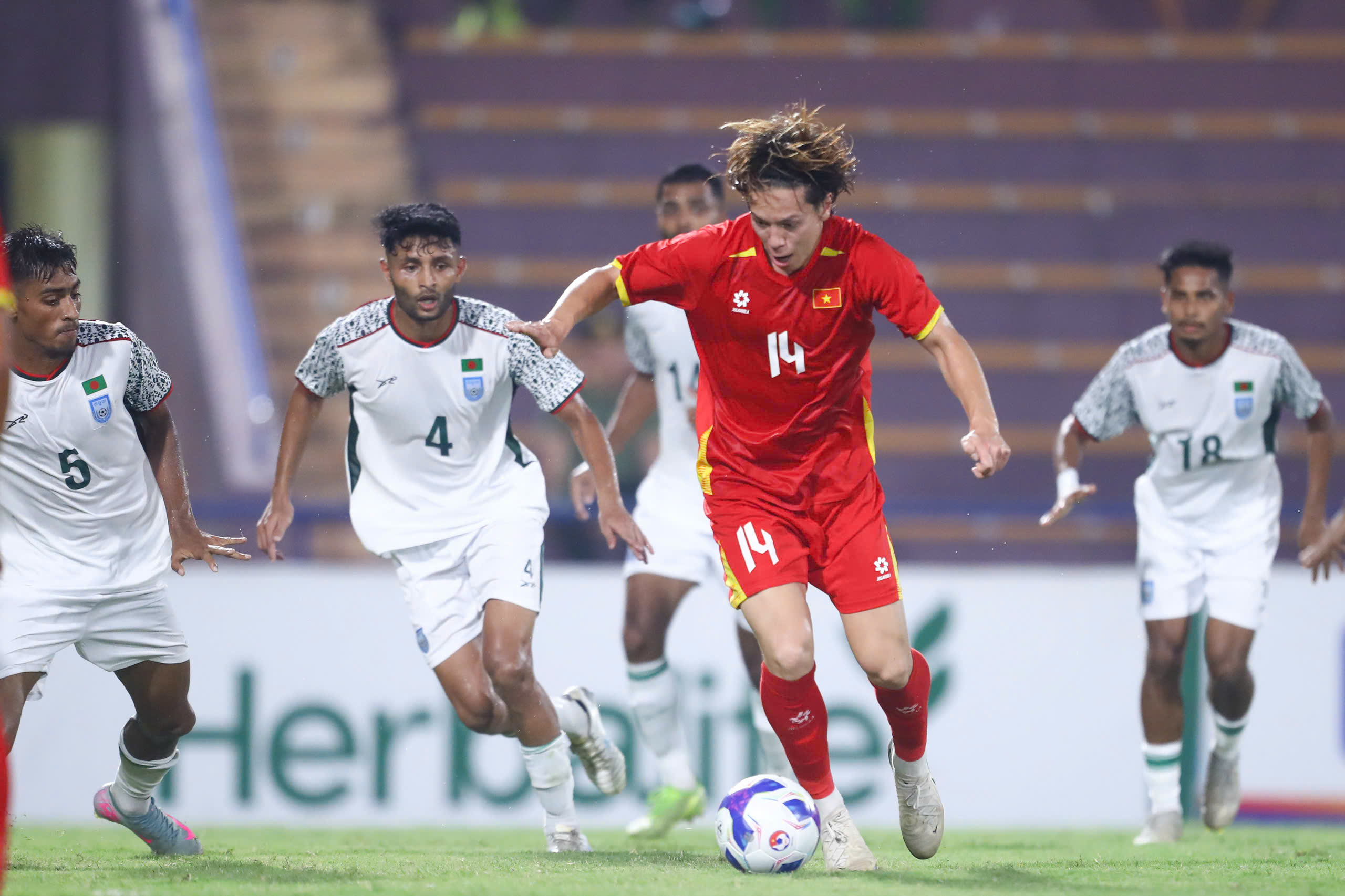 A bangladesi sajtó dicséri az U23-as vietnámi válogatott tehetségét, de aggódik az edző betegsége miatt - 3. kép. Báo chí Bangladesh ca ngợi U.23 Việt Nam tài năng, âu lo khi HLV bị ốm- Ảnh 3.
