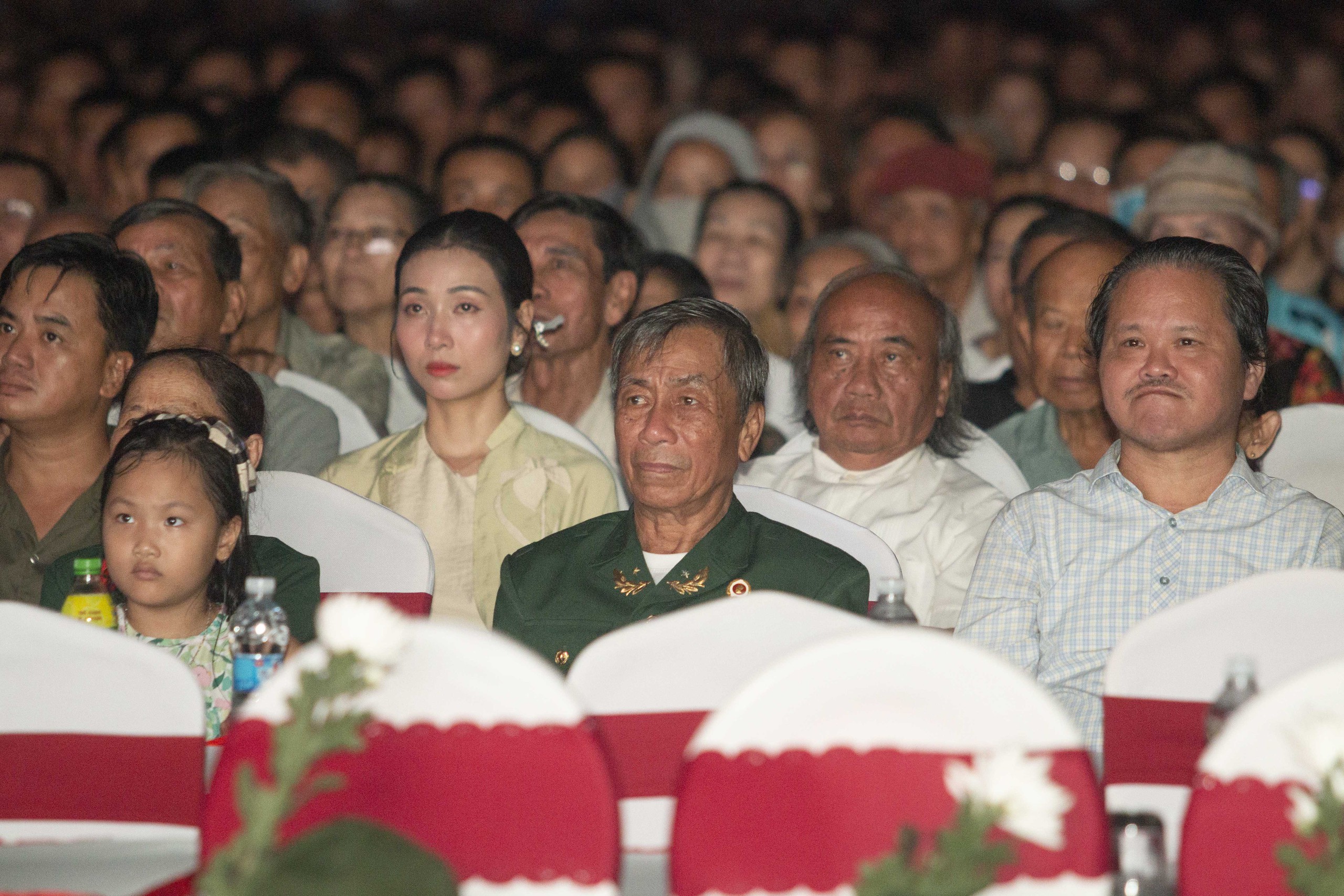 'Mưa đỏ' rơi trong lòng người dân Quảng Trị giữa đêm thành cổ- Ảnh 7. 'Mưa đỏ' rơi trong lòng người dân Quảng Trị giữa đêm thành cổ- Ảnh 7.