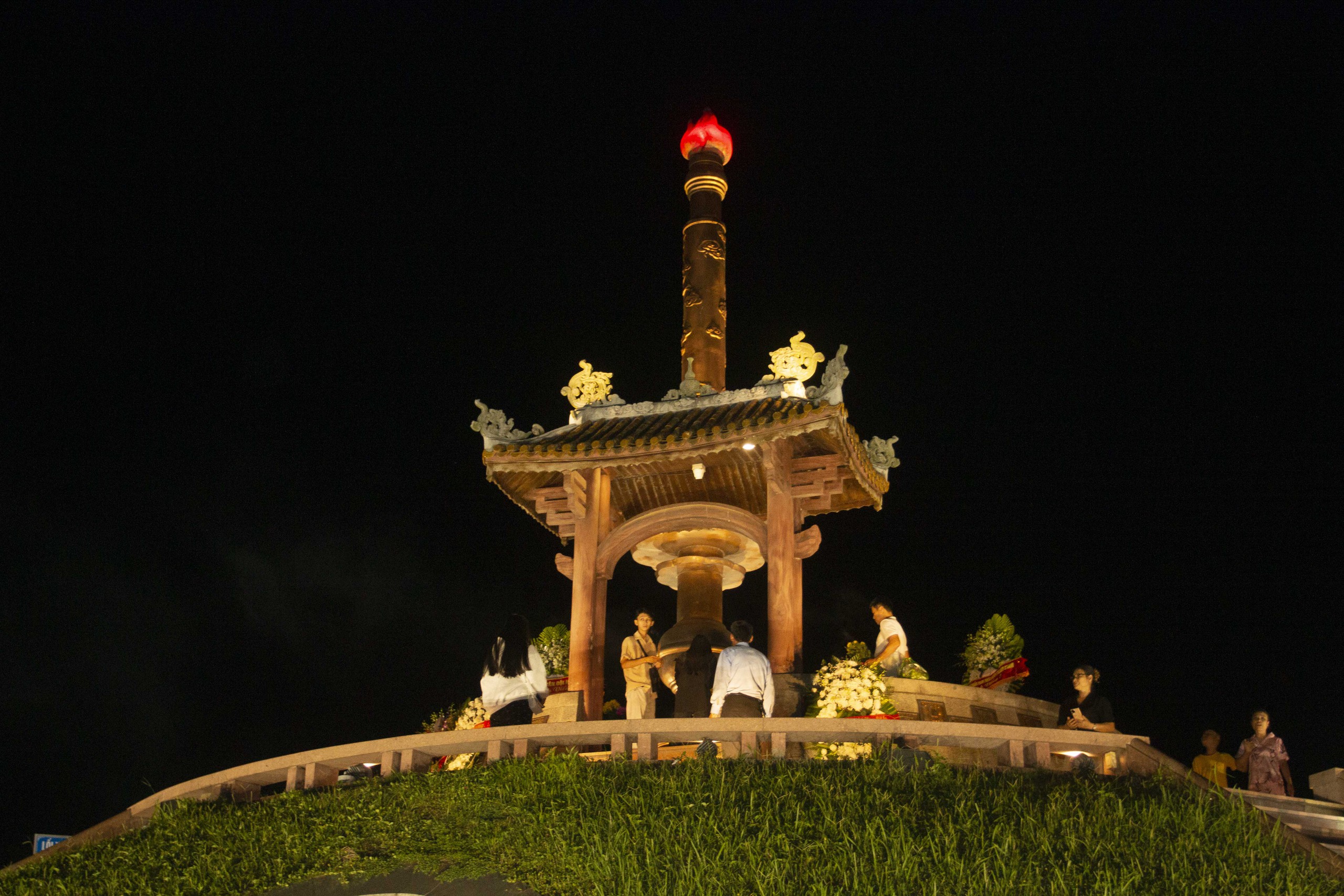 'Mưa đỏ' rơi trong lòng người dân Quảng Trị giữa đêm thành cổ- Ảnh 9. 'Mưa đỏ' rơi trong lòng người dân Quảng Trị giữa đêm thành cổ- Ảnh 9.