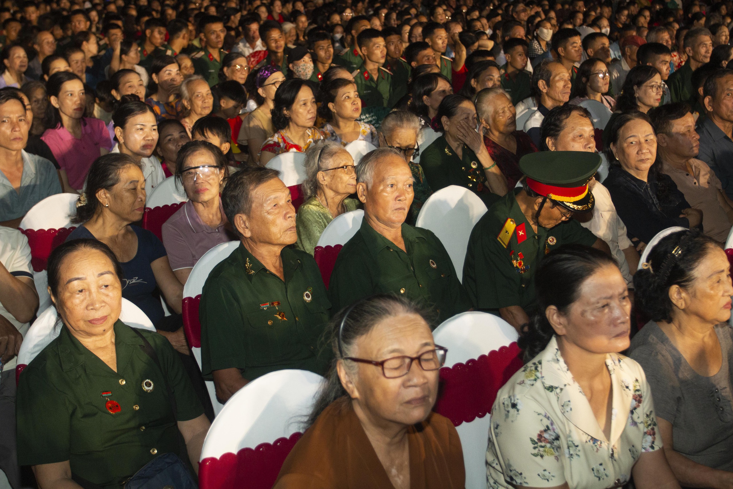 'Mưa đỏ' rơi trong lòng người dân Quảng Trị giữa đêm thành cổ- Ảnh 6. 'Mưa đỏ' rơi trong lòng người dân Quảng Trị giữa đêm thành cổ- Ảnh 6.