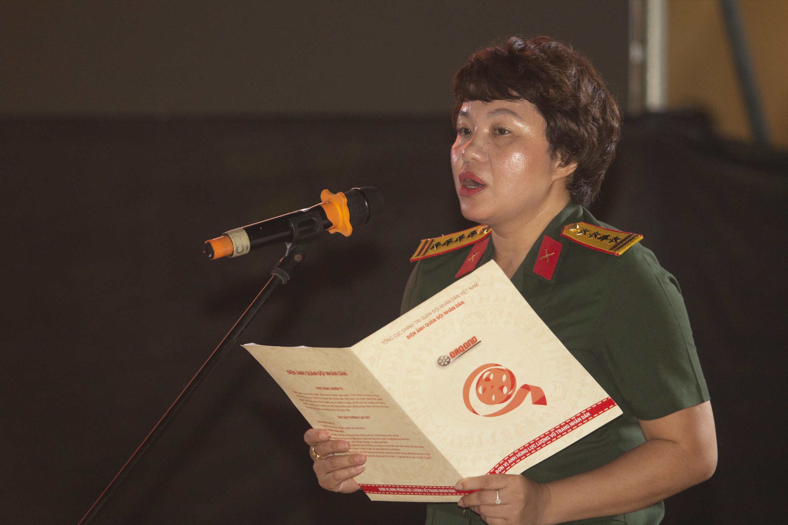 'Mưa đỏ' rơi trong lòng người dân Quảng Trị giữa đêm thành cổ- Ảnh 2. 'Mưa đỏ' rơi trong lòng người dân Quảng Trị giữa đêm thành cổ- Ảnh 2.